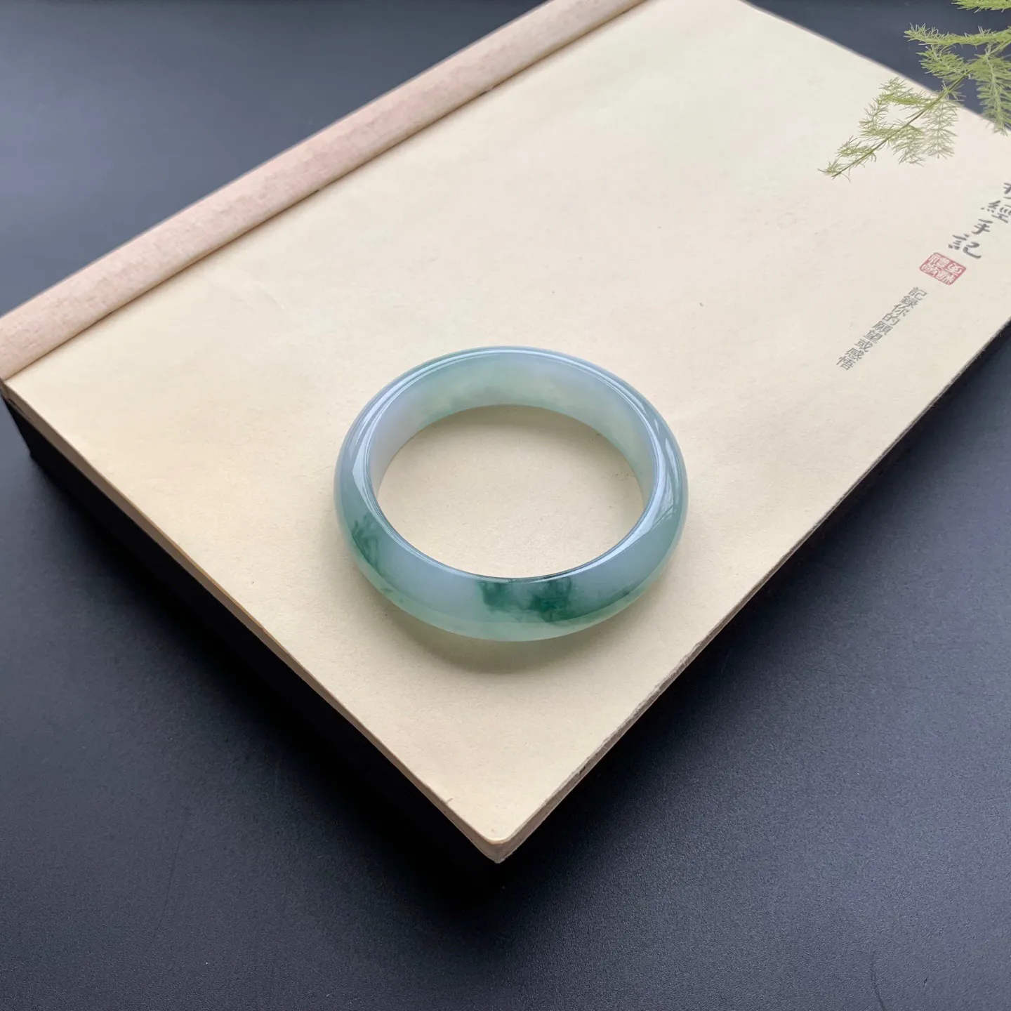 56.5圈口飘花正圈手镯 尺寸：56.5-15.3-8.2，无纹裂，细腻起胶，花色浓郁