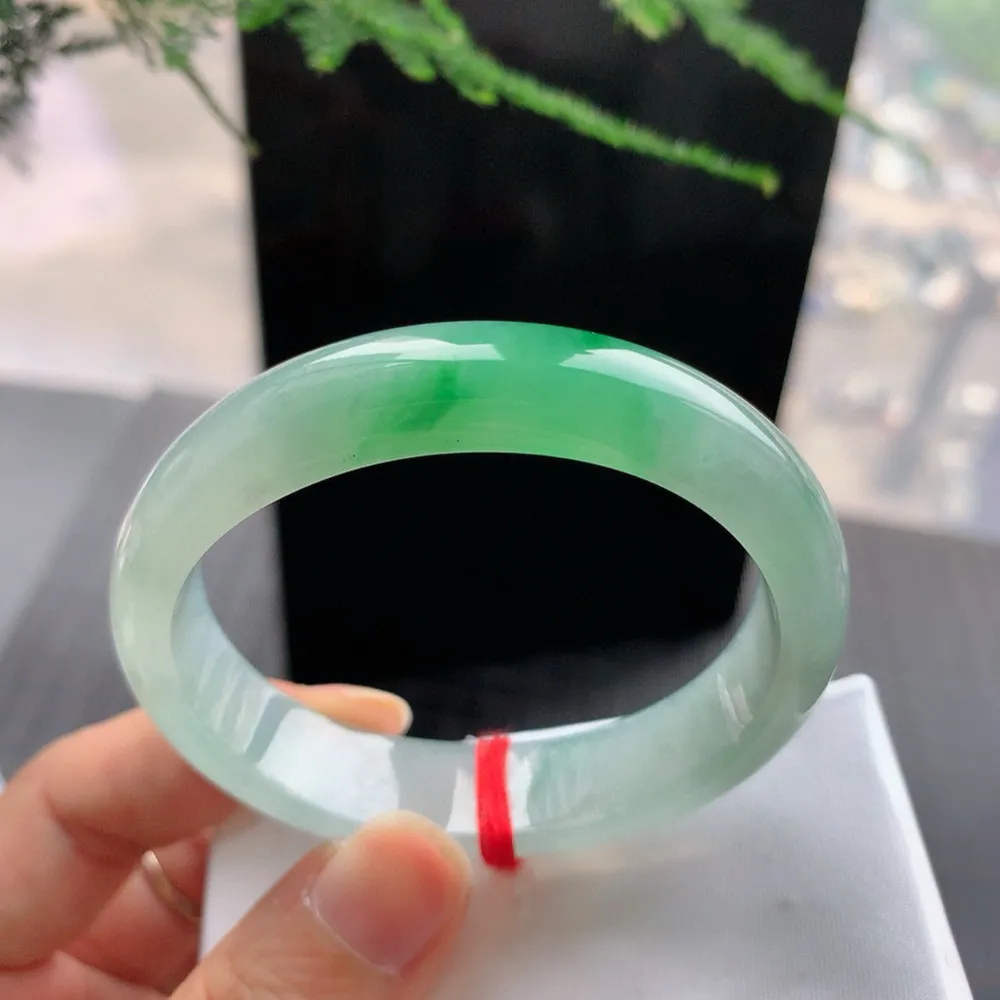 贵妃高冰阳绿 无瑕 尺寸:52.1/46.1/13.1/7.1 种色俱佳