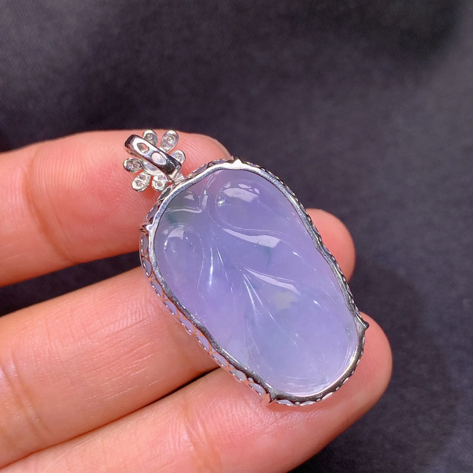 紫罗兰树叶吊坠，18k金镶嵌，温润细腻，色泽浓郁 Xu 尺寸34.6*18.1*7.1