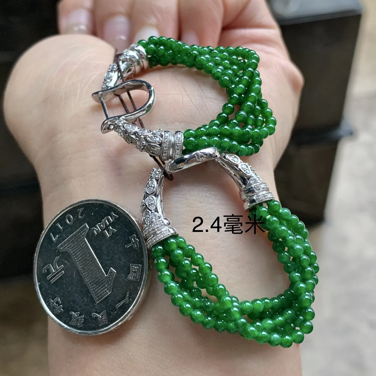 金钻镶嵌辣绿色珠珠耳坠^_^颜色浓郁 鲜艳