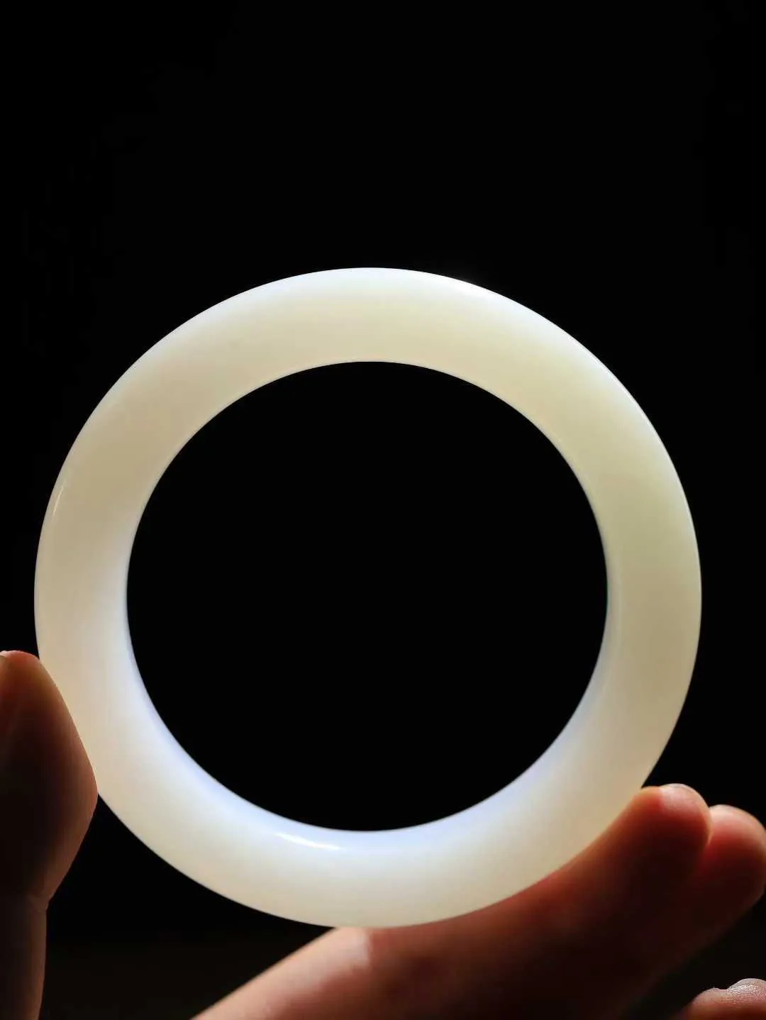 （一见倾心.手镯）

精品️和田玉白玉手镯，玉质温润细腻 油性十足 手感舒适，高华雅逸，线条流畅，简约大气，美自天成，素雅高贵。佩戴于腕间，婉约之美，举手投足间透出那低调奢华。重96.7克  尺寸61.5-14.7-11.7mm FDA79110426