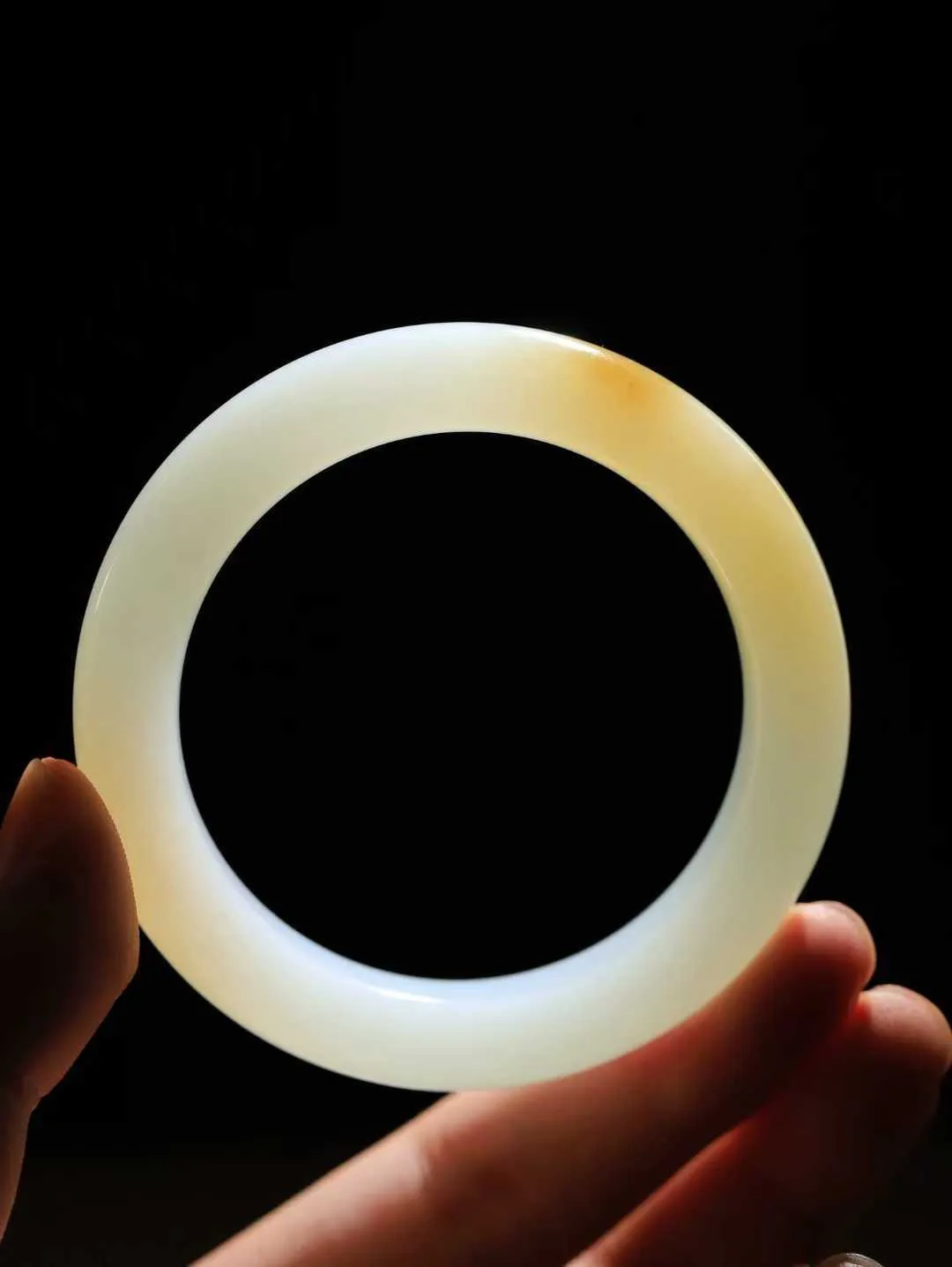 [温润如玉.手镯]

精品和田玉糖白玉手镯。玉质温润细腻 油性十足 手感舒适，高华雅逸，线条流畅，简约大气，美自天成，素雅高贵。佩戴于腕间，婉约之美，举手投足间透出那份低调奢华。重61.5克 内径53.5mm尺寸12.7-10mm FDA-12110400