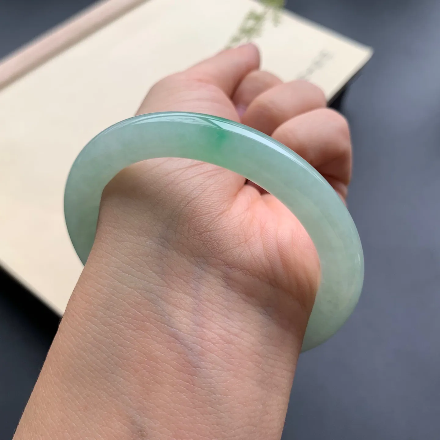 53圈口飘绿圆条手镯 尺寸：53-8.5，无纹裂，细腻光滑，色泽靓丽