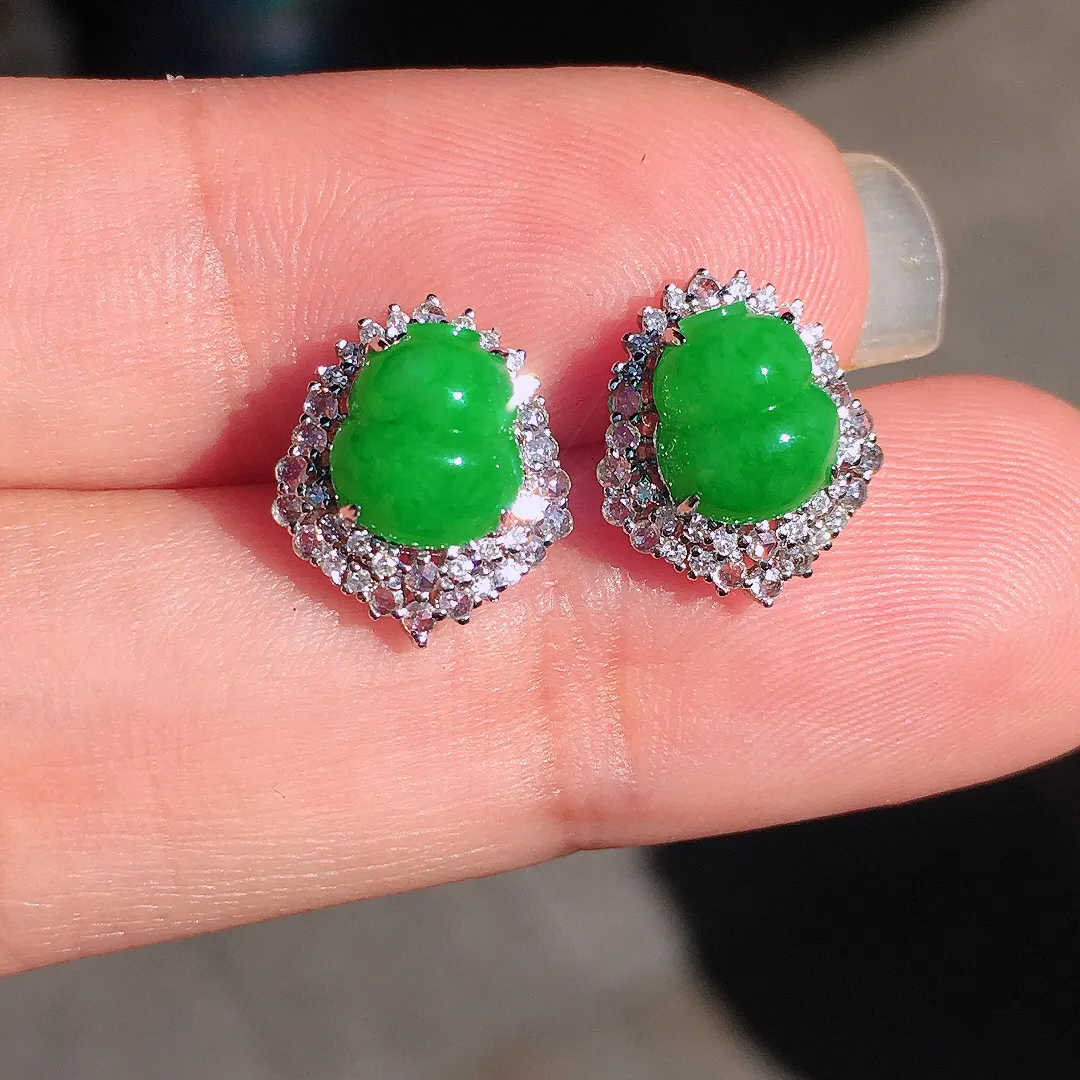 阳绿葫芦耳钉，色泽均匀艳丽，玉质细腻，荧光感超
强，饱满圆润，尽显优雅气质，18k
金豪华镶嵌