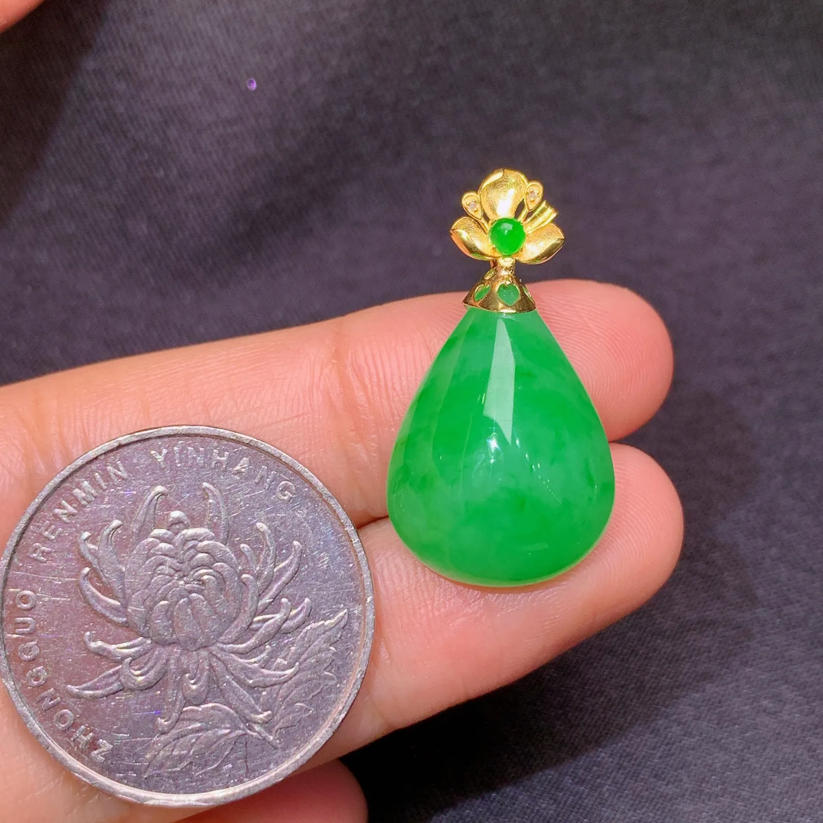 阳绿水滴吊坠，18k金镶嵌，色泽鲜阳，冰润细腻，种水足， 尺寸27.2*14.9*8