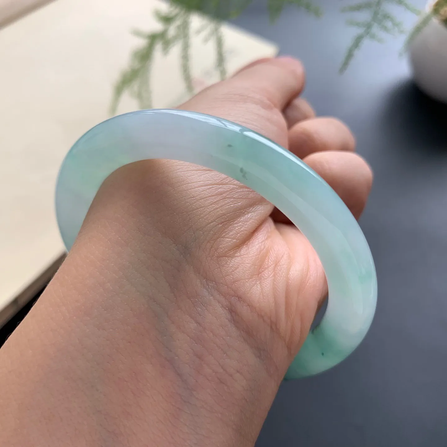 53.8圈口冰飘花圆条手镯 尺寸：53.8-7.8-8.8，无纹裂，细腻起胶，条形饱满