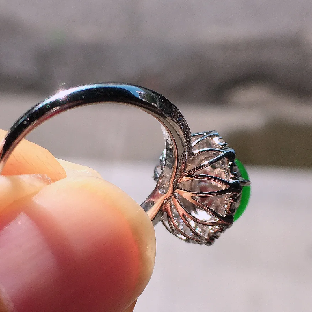 阳绿蛋面戒指，色泽均匀艳丽，玉质细腻，荧光感超
强，饱满圆润，尽显优雅气质，18k
金豪华镶嵌