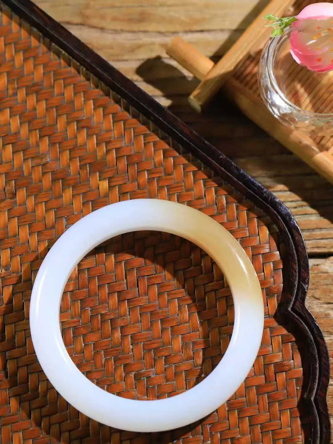 【暖玉生香·手镯】

收藏级️和田玉糖白玉手镯，质地油润细腻，色泽高贵典雅，镯型古朴典雅。在诗情画意的雨巷相遇，你是我腕间的一抹风情，有你眸有深情，清风荡漾湖间静水，我愿俯身低眉，在烟波涟漪处，寻你深情倩影。内径53.5mm 尺寸11.1-9mm 重49.2克45110432A