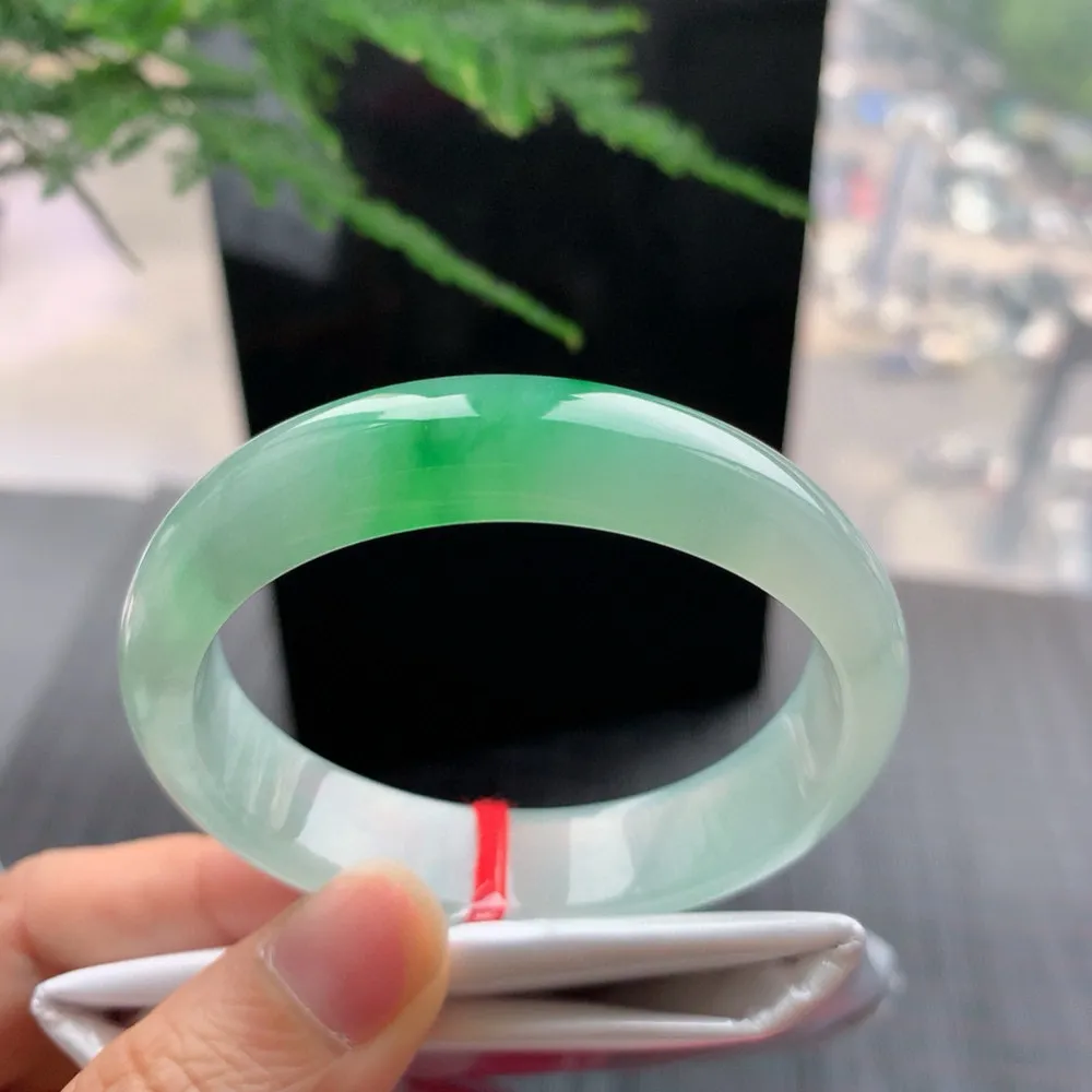 贵妃高冰阳绿 无瑕 尺寸:52.1/46.1/13.1/7.1 种色俱佳