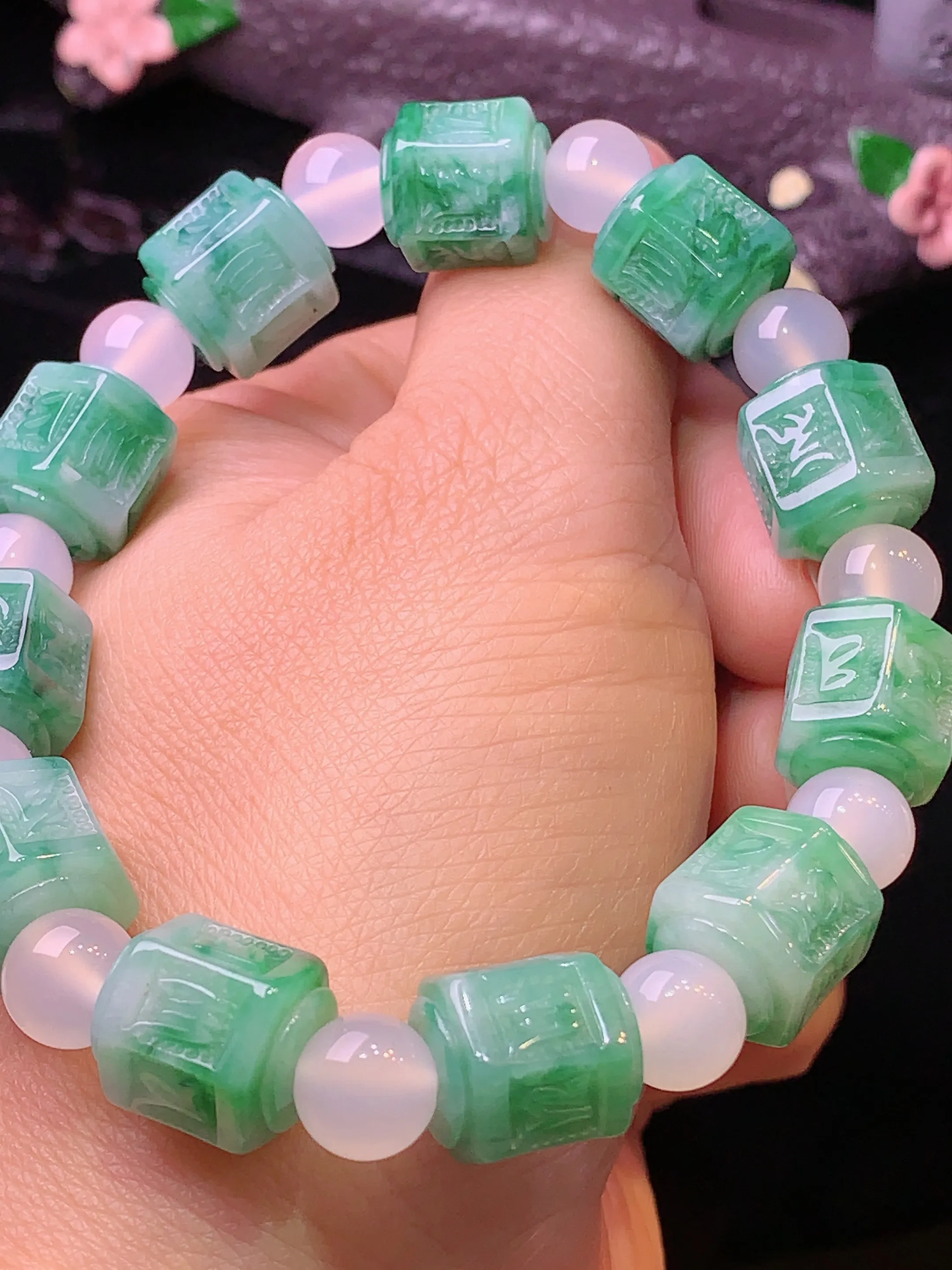 飘绿雕花路路通手链 玉质细腻 色泽清新艳丽 整体尺寸10.8*10.8*12