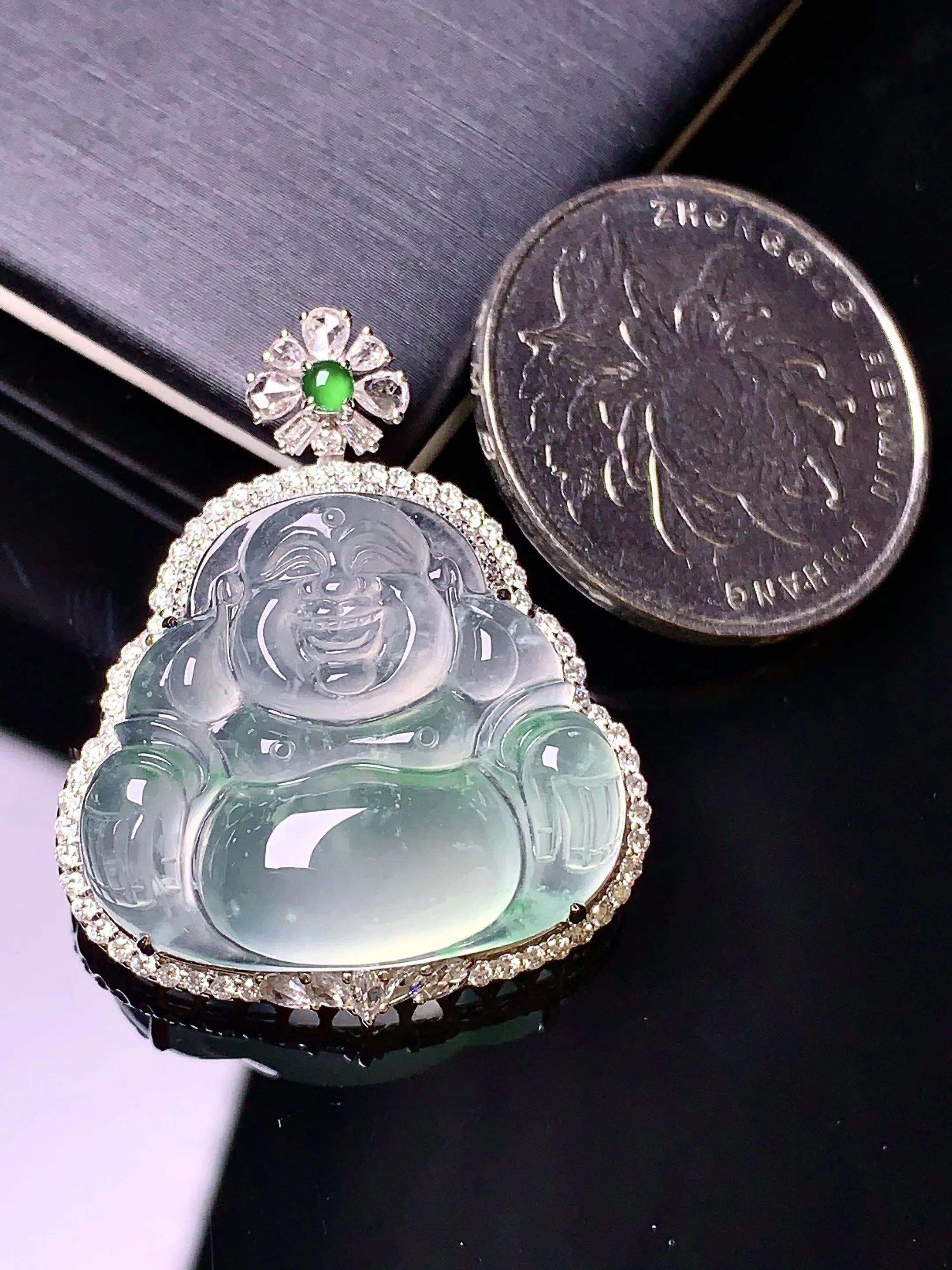 18k金钻镶嵌吊坠 玉质细腻 色泽清新艳丽 整体尺寸33.2*27*10.3