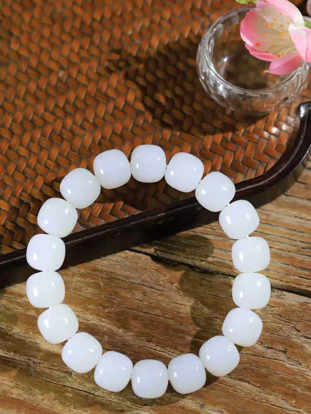 （老型珠.手串）

精品 和田玉白玉老型珠手串，玉质细腻油润 饱满光滑 质朴无华，悠远简单，人心境界远，百世修炼深，心灵常驻善意持，觉悟人生百世修。
重63.7克    尺寸取一11.9-12.8mm    10110400A