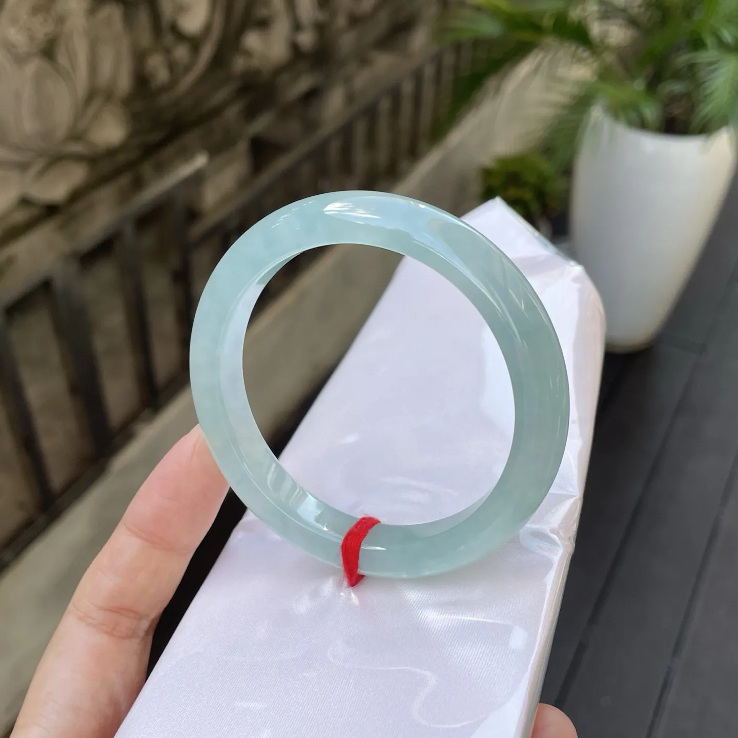 56圈口🫐
蓝底，雨后初晴的天空被揉进了玉石，每一次流转都似有清泉在玉里叮咚作响，满是清灵的韵致