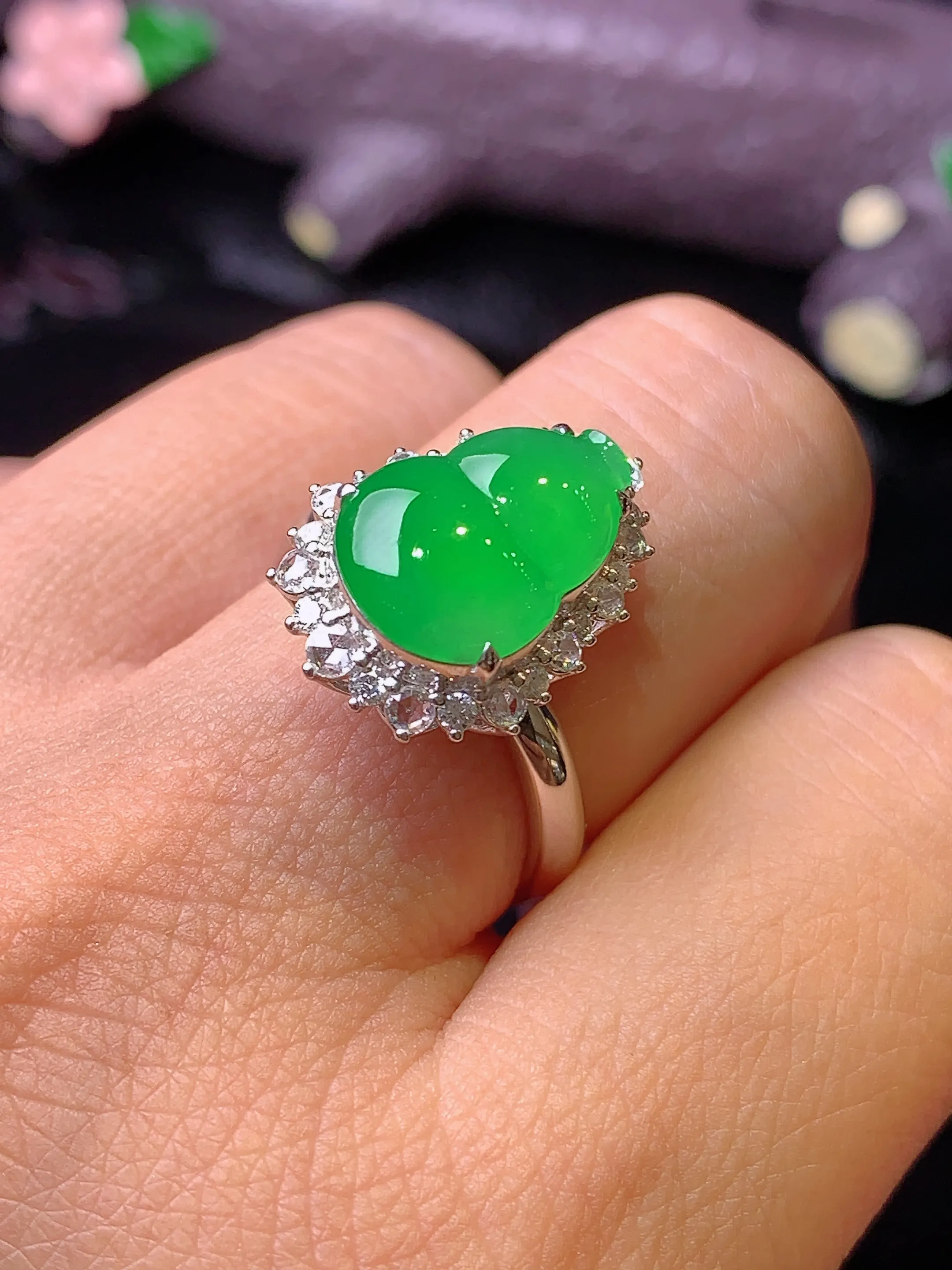 18k金钻镶嵌葫芦戒指 玉质细腻 色泽清新艳丽 圈口13.5 整体尺寸17.8*13.3*10