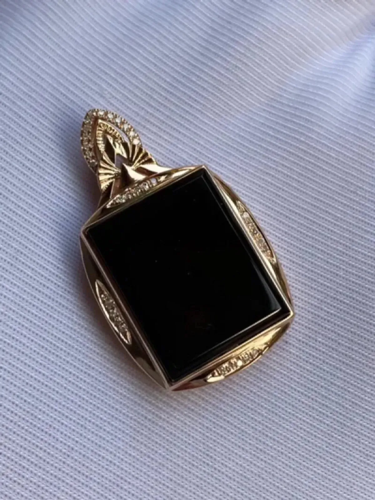 墨翠：【无事牌吊坠】18K金+南非钻镶嵌，细腻干净，黑度极黑，性价比高，做工精致，打灯透绿 裸石尺寸：17.2*13.8*3.0‘