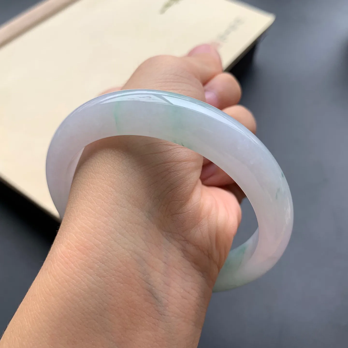 飘绿正圈手镯 尺寸：58.8-12.8-8.3，无纹裂，细腻光滑，清爽干净