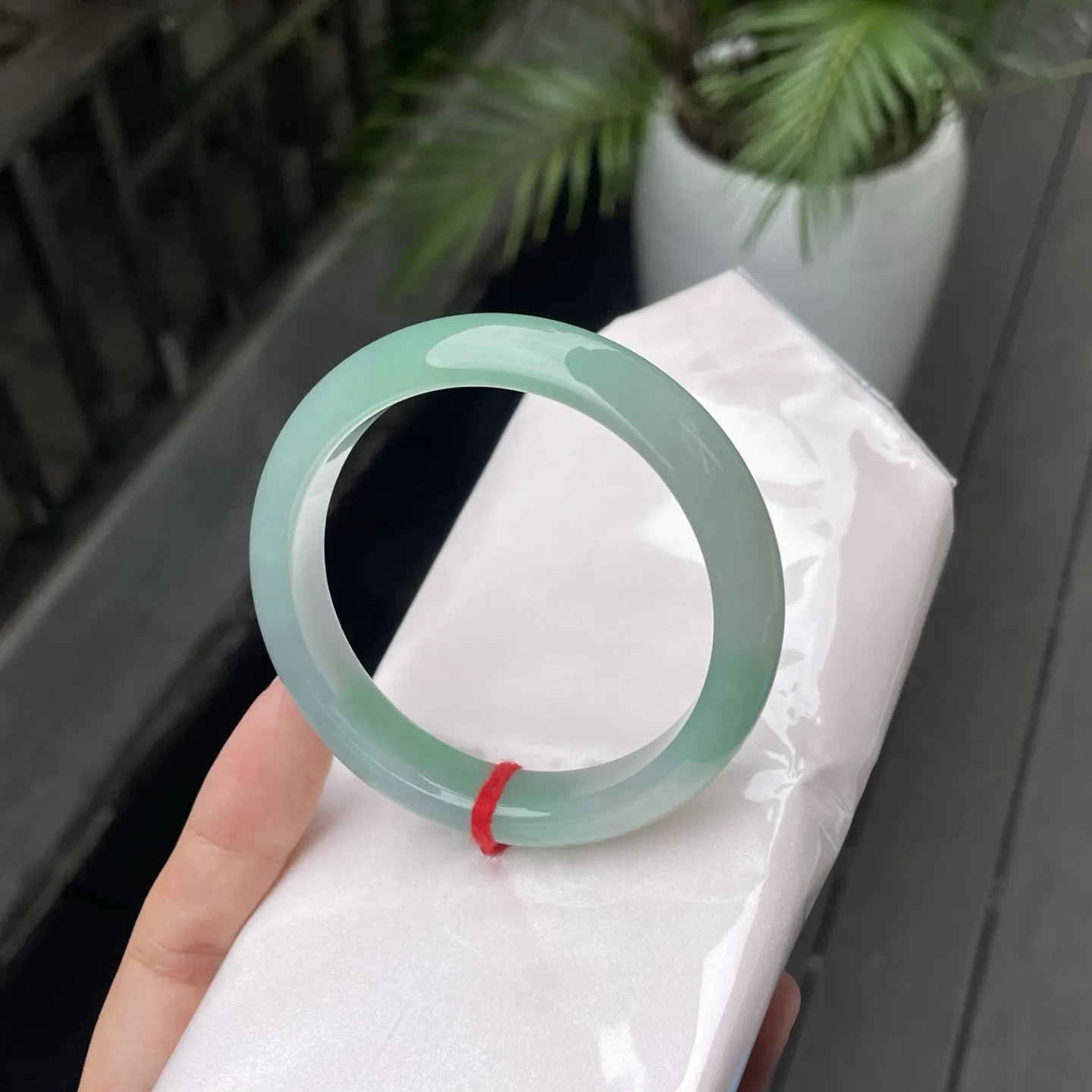 56+圈口️
带色，泛着清浅的绿意，通透得像山涧里澄澈的溪水，明朗清新