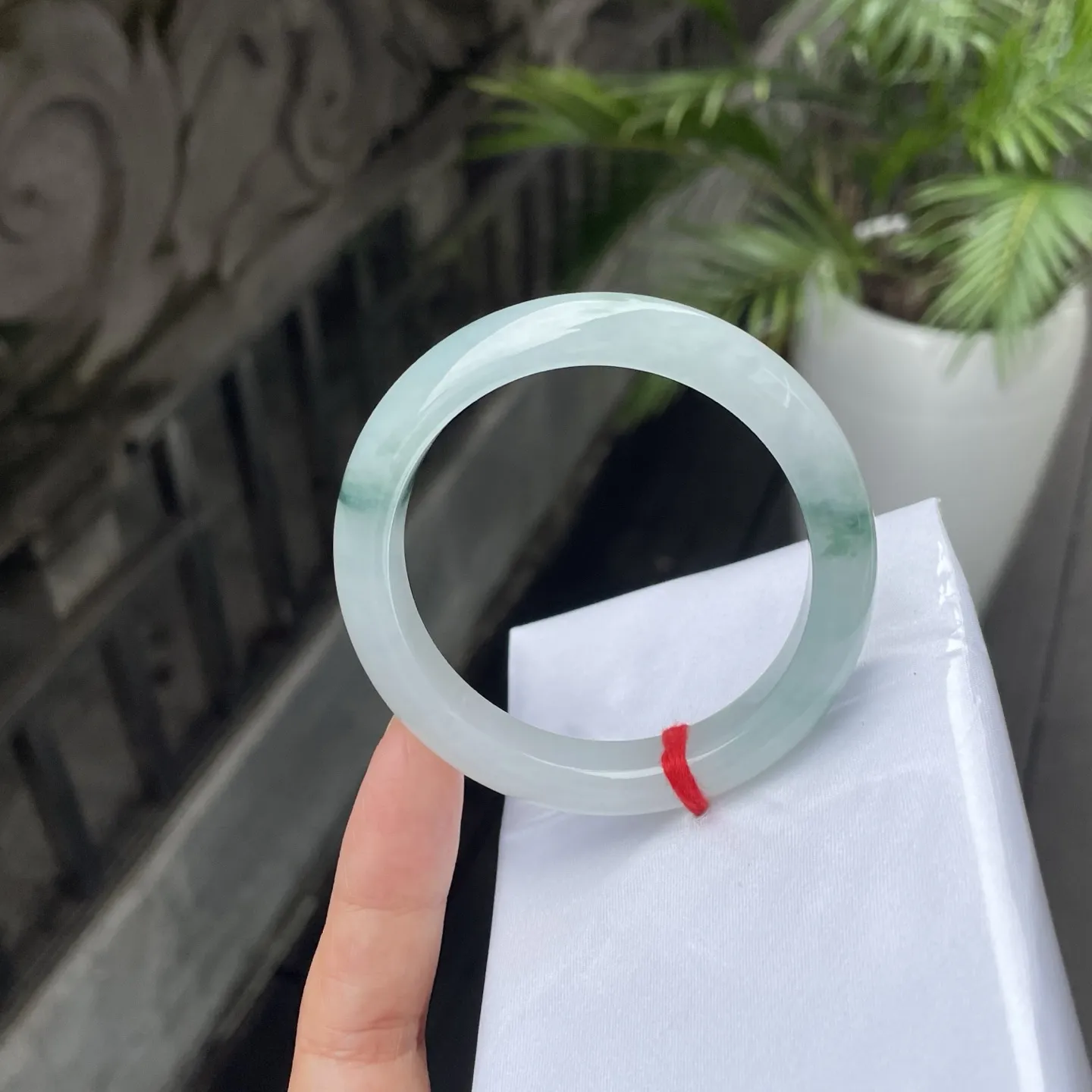 55圈口️
飘花，翠色如泼墨山水，那几缕深绿似是青山间的云雾与草木，在莹润的玉质里悠然晕开