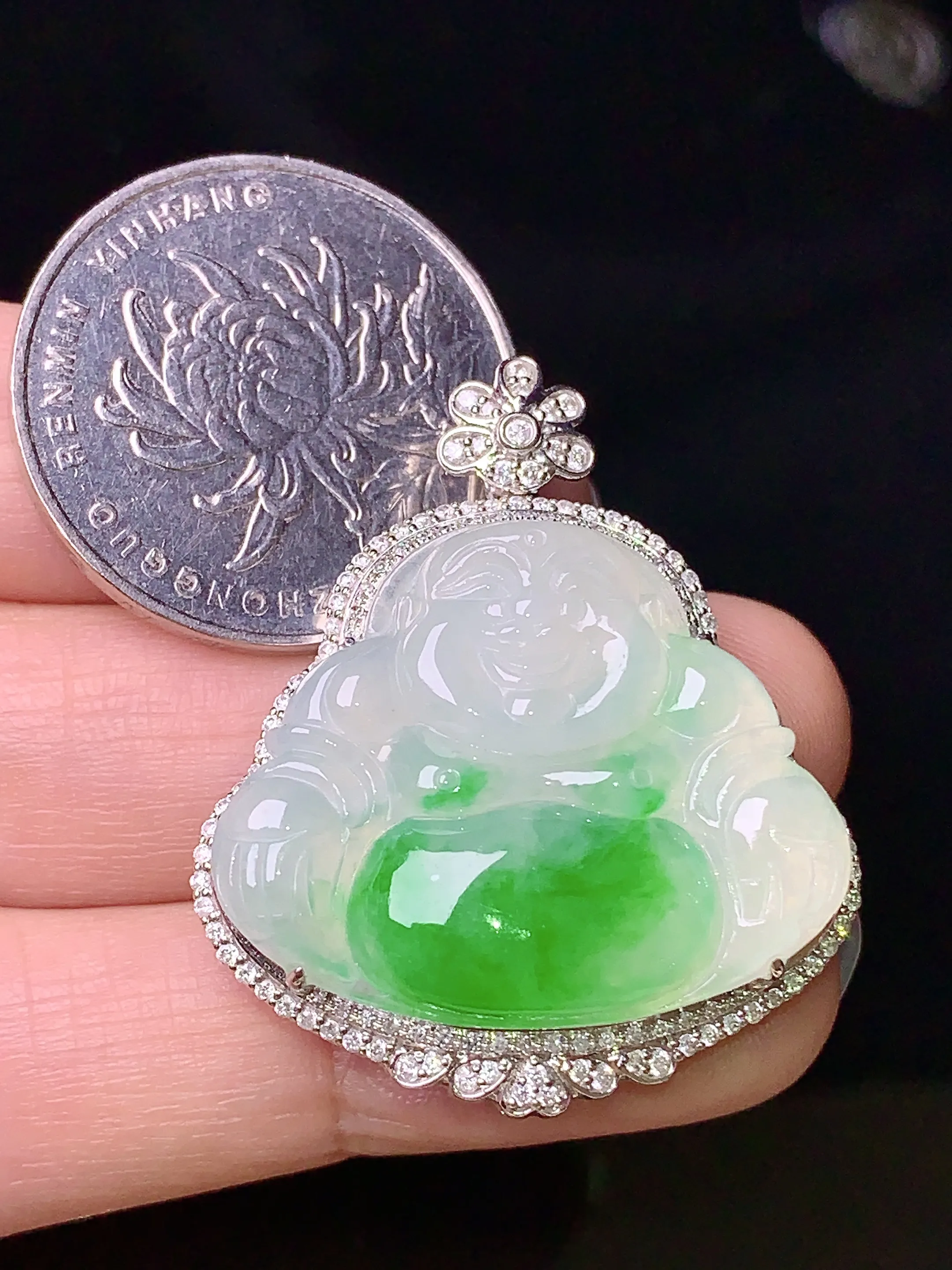 18k金钻镶嵌飘绿佛公吊坠 玉质细腻 色泽清新艳丽 整体尺寸35.2*30*9.6