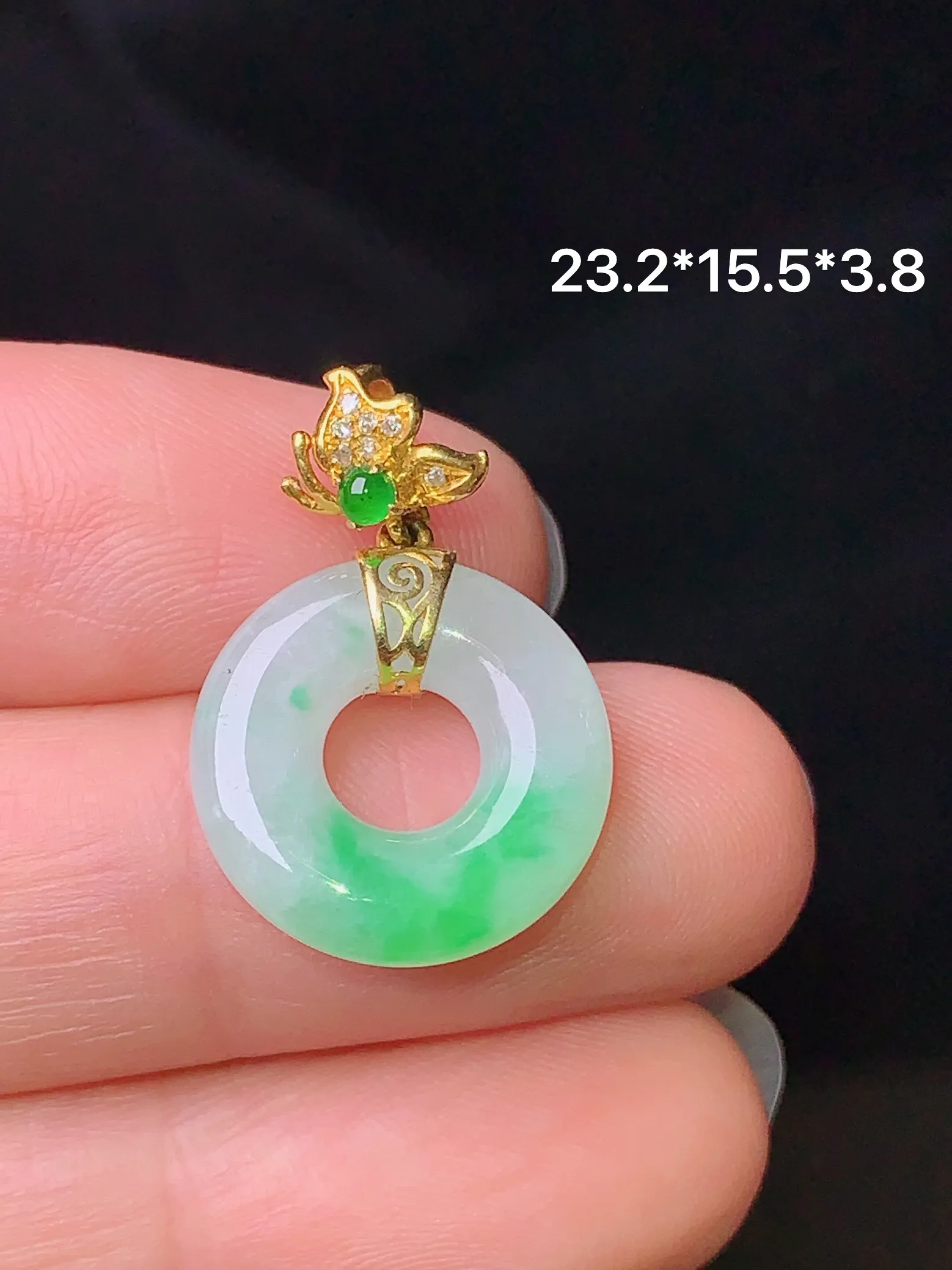 18k金钻镶嵌飘绿平安环吊坠 玉质细腻 色泽清新艳丽 整体尺寸23.2*15.5*3.8