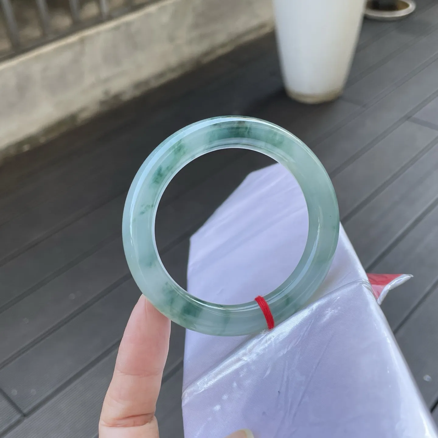 52+圆条
飘花，似将江南春水的碧色与灵动都收于其中，浅绿如流云般晕染，剔透又清新