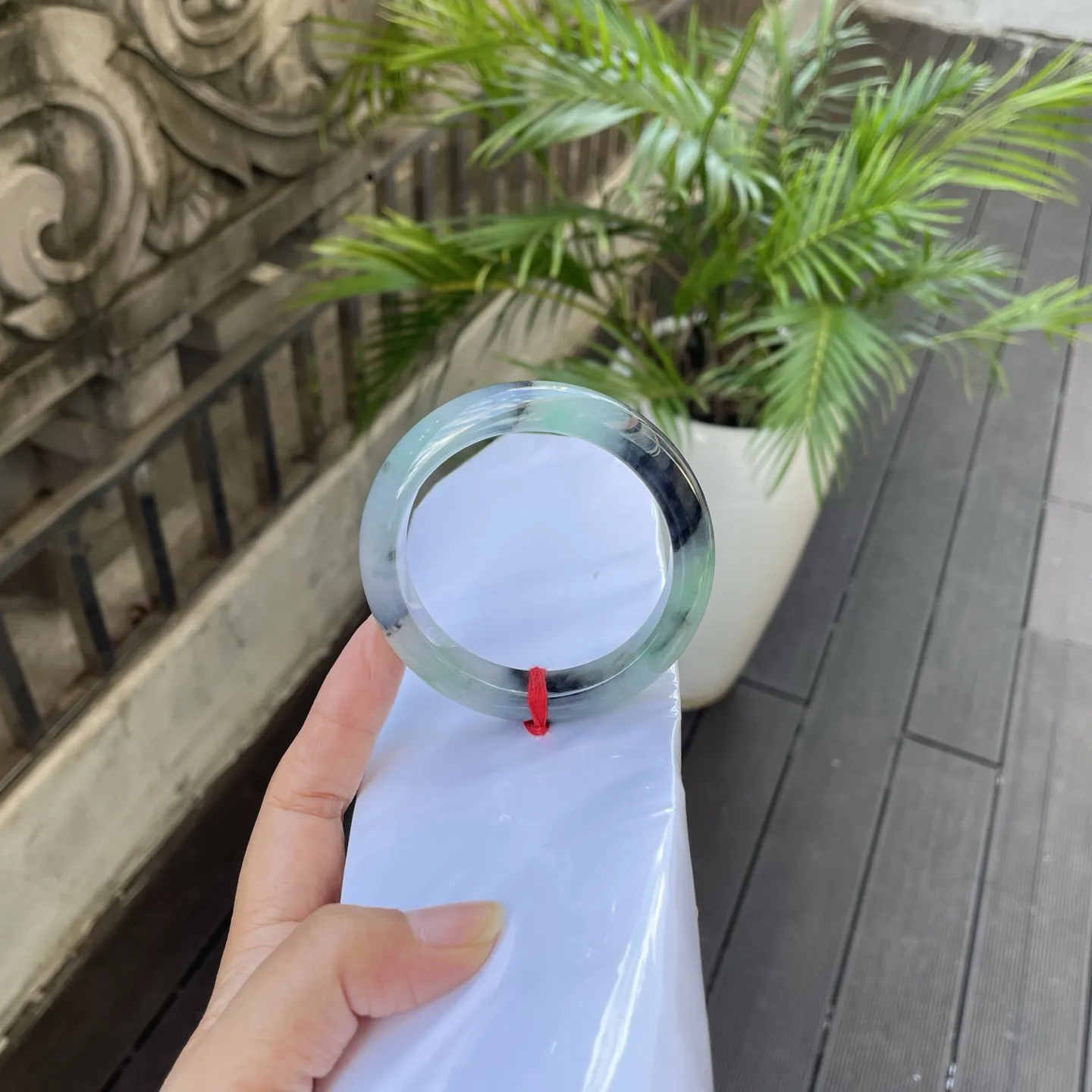 57+圈口🪁
飘花，一汪凝住的春水，墨色的纹理如远山淡影，几点翠色又像春草初萌，在光下漾着清透的韵致