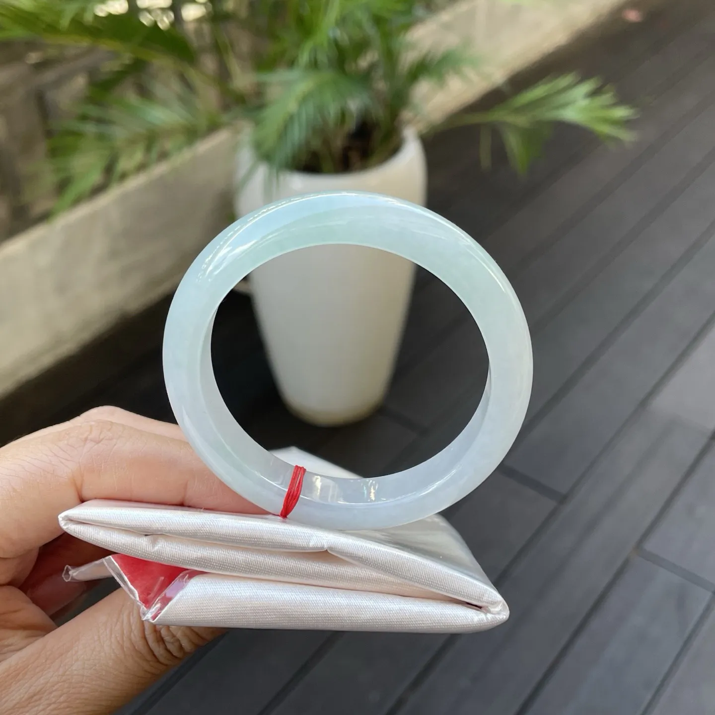 52圈口
晴底，江南烟雨中拾得的玉饰，那清透的质地，像初融的春冰，带着一丝沁人的凉与雅致的韵