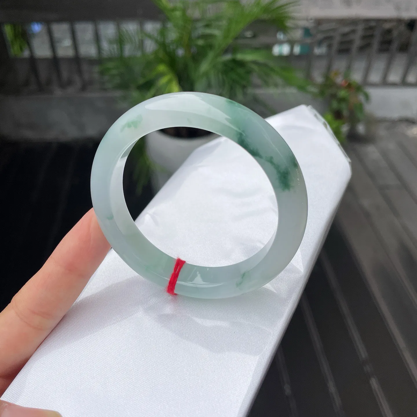 55圈口
飘花，江南烟雨中的翠影，清透间缀着灵动的绿，在腕间晕染出诗意的朦胧