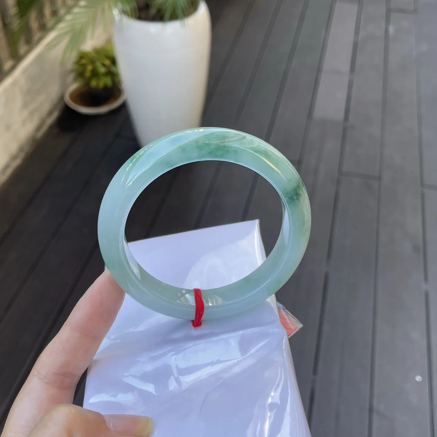 61圈口️
飘花，浅绿与深绿交织，如春水漫过青石板，
光泽莹润，藏着一整个清晨的露珠