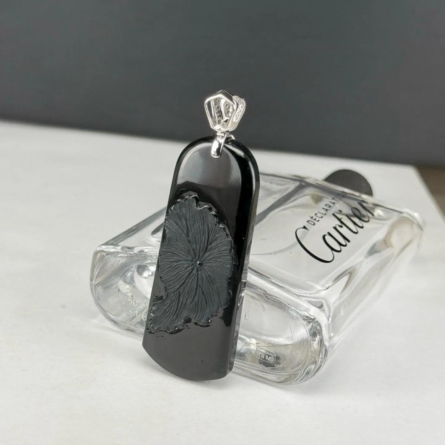 精品18k墨翠荷花牌 种好色正 黑度极好 打灯通透 油性十足  尺寸65.8