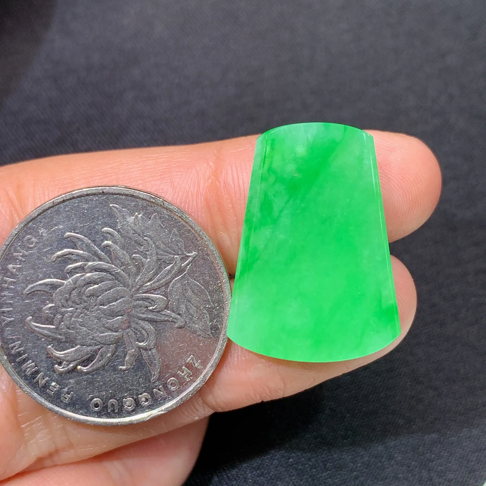 阳绿无事牌，冰润色阳，玉质细腻，种水足 尺寸23.5*16.9*2.9