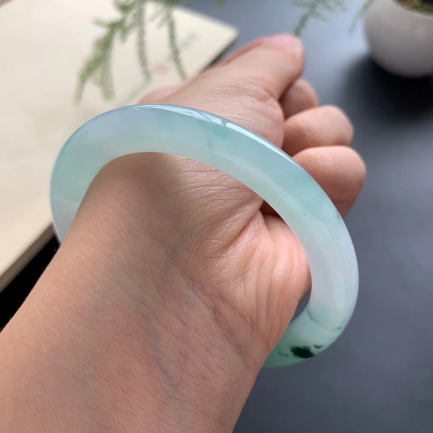 53.8圈口冰飘花圆条手镯 尺寸：53.8-7.8-8.8，无纹裂，细腻起胶，条形饱满