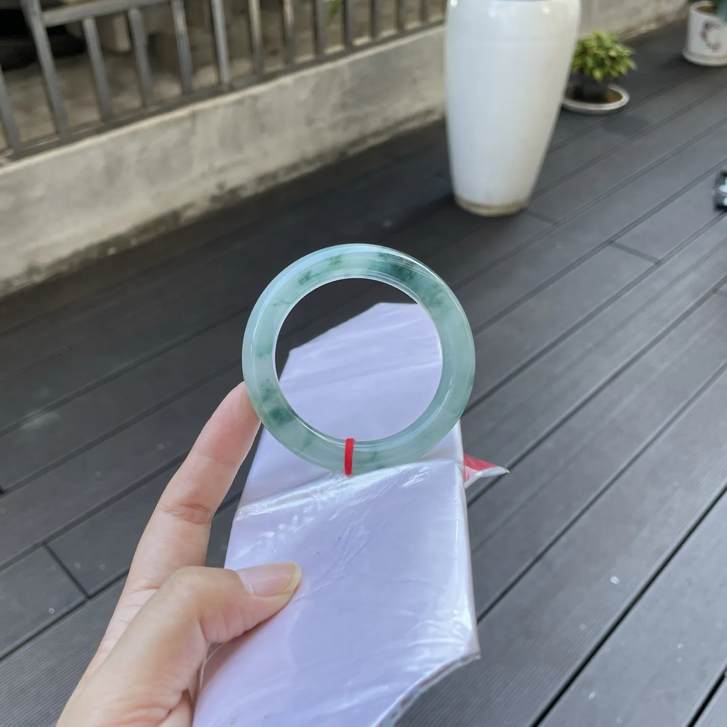 52+圆条
飘花，似将江南春水的碧色与灵动都收于其中，浅绿如流云般晕染，剔透又清新