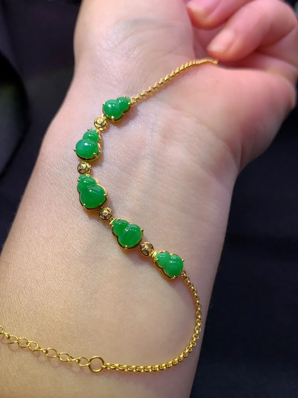 阳绿葫芦手链，18k金镶嵌，简约精致，冰润色阳，种水足 尺寸8.1*5.9*2.3