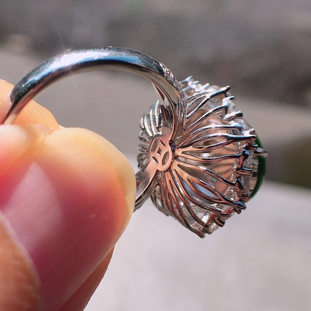 满绿蛋面戒指，色泽均匀浓郁，玉质细腻，荧光感超
强，饱满圆润，尽显优雅气质，18k
金豪华镶嵌