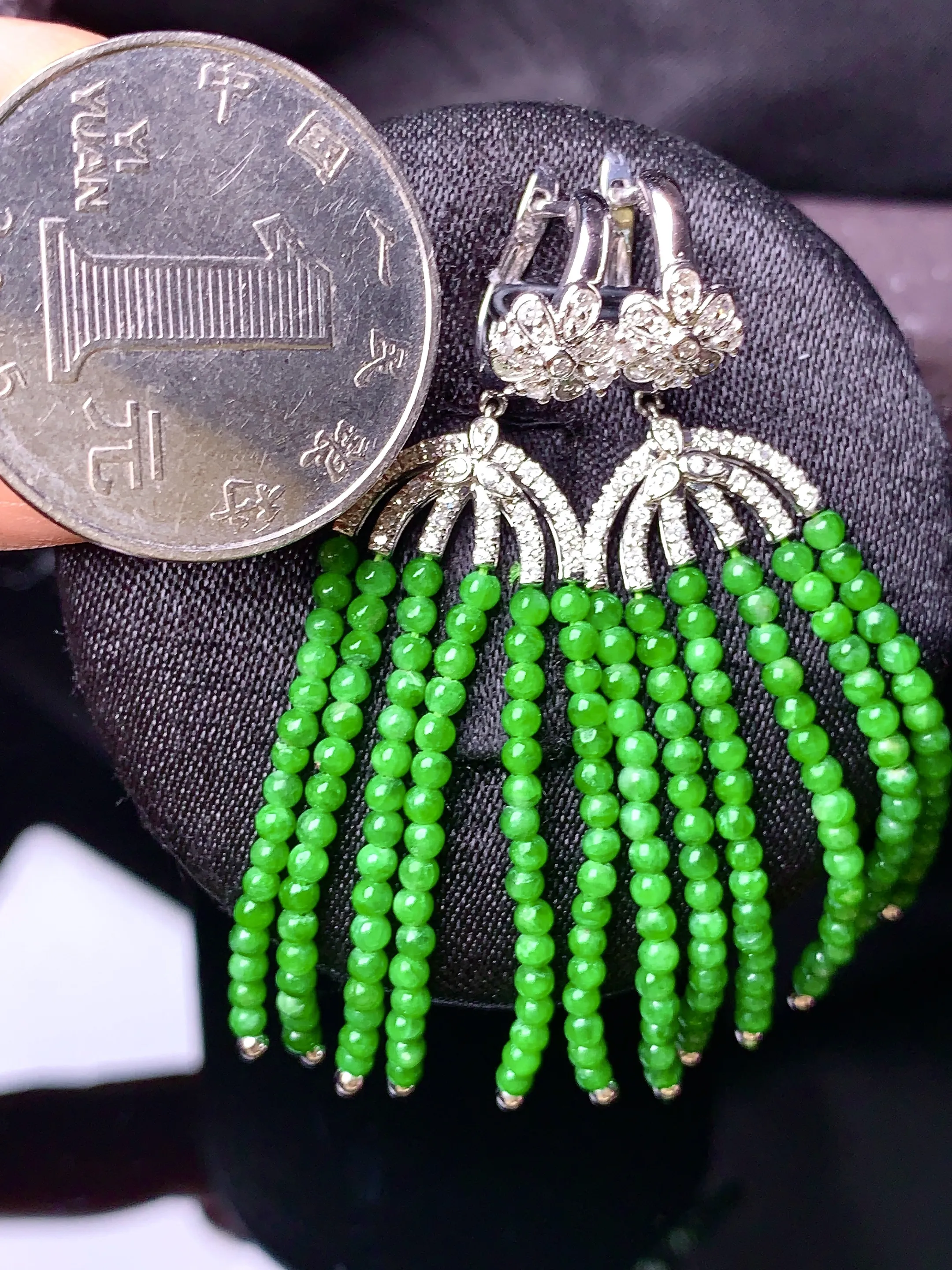 18k金钻镶嵌满绿圆珠组合耳坠 玉质细腻 色泽清新艳丽 整体尺寸52.8*13.5*2.2