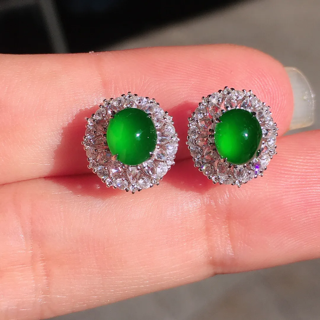 满绿蛋面耳钉，色泽均匀浓郁，玉质细腻，荧光感超
强，饱满圆润，尽显优雅气质，18k
金豪华镶嵌