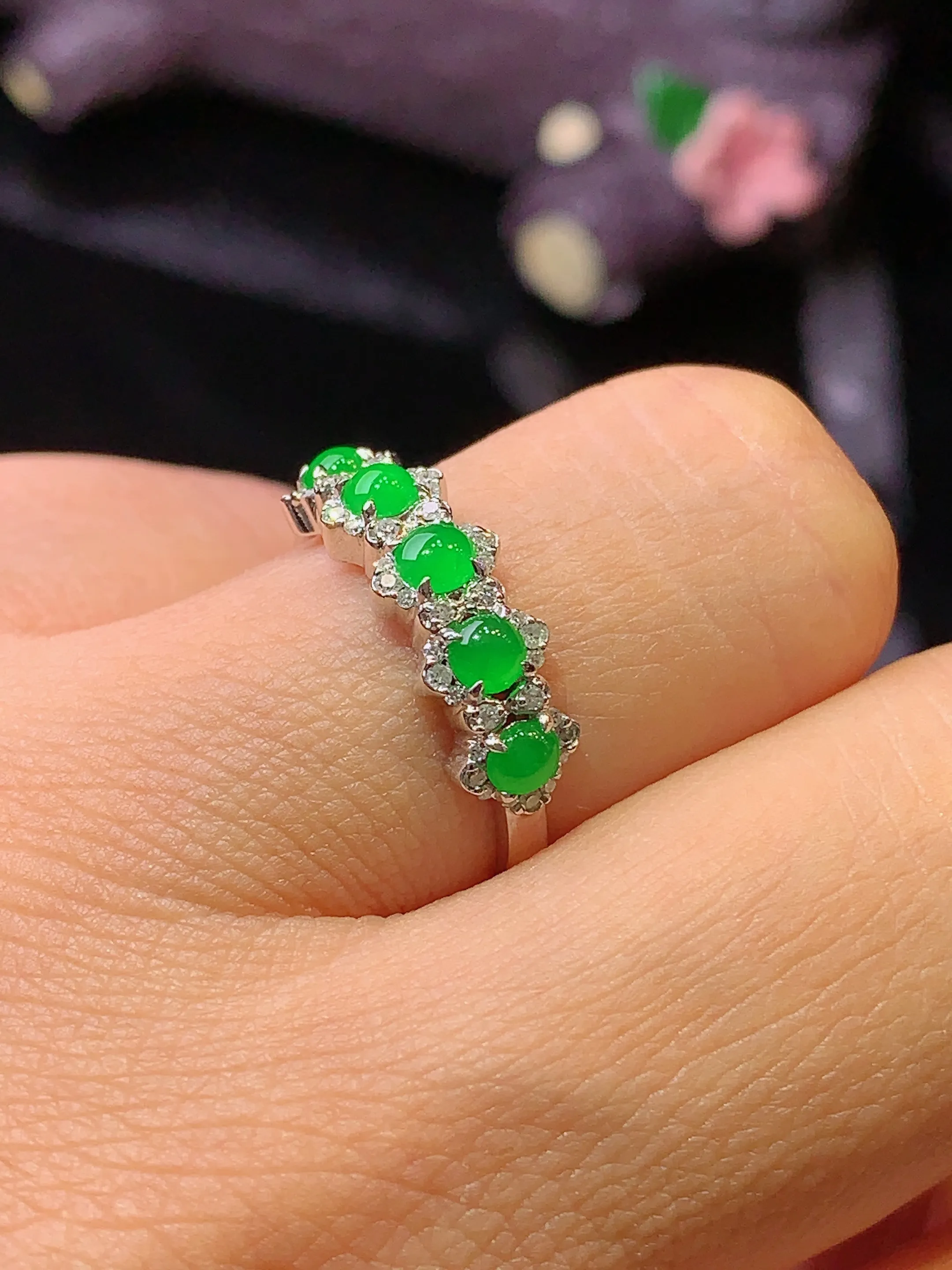 18k金钻镶嵌满绿蛋面组合戒指 玉质细腻 色泽清新艳丽 圈口13.5 整体尺寸2.8*2.3*2