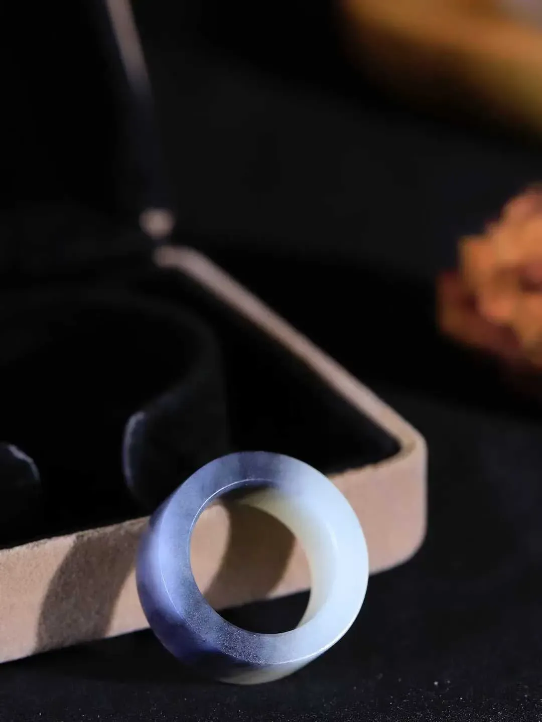 （籽.古韵.扳指）

新疆和田青花籽料扳指，玉质温润，油润感十足， 整器古韵生辉。优雅高贵。运筹帷幄于掌中，决胜于千里之外。重10.9克   圈口19.8mm  尺寸10.8-4.5mm  23110433A