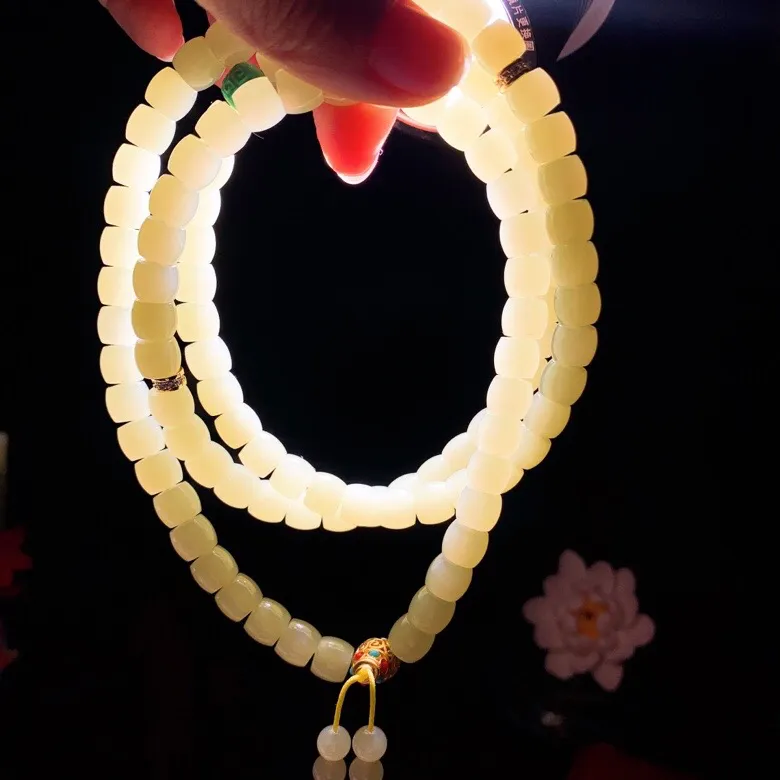 新疆和田玉若羌黄口料直切老型珠项链。单颗尺寸7/8玉质细腻油润。手推出油。佩戴高端典雅。lt251104