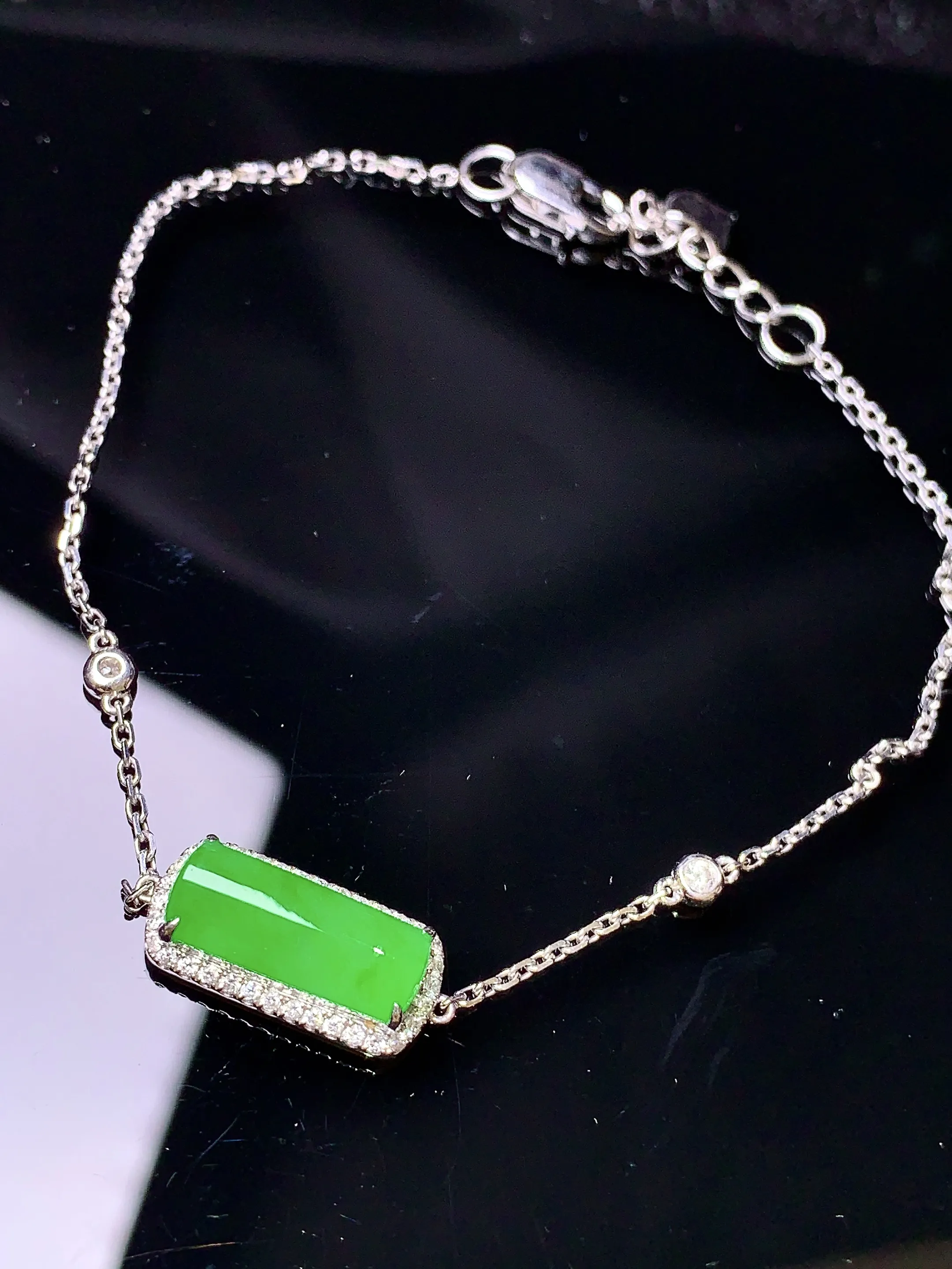 18k金钻镶嵌满绿玉柱手链 玉质细腻 色泽清新艳丽 整体尺寸12.6*4.7*3.2