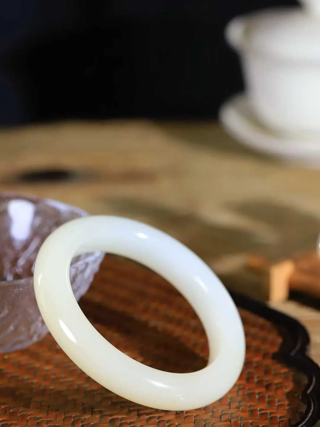 【花样年华·手镯】

精品️和田玉糖白玉手镯，质地油润细腻，色泽高贵典雅，镯型古朴典雅。在诗情画意的雨巷相遇，你是我腕间的一抹风情，有你眸有深情，清风荡漾湖间静水，我愿俯身低眉，在烟波涟漪处，寻你深情倩影。重73克  尺寸57.5-12.9-10.8mm   75110454A