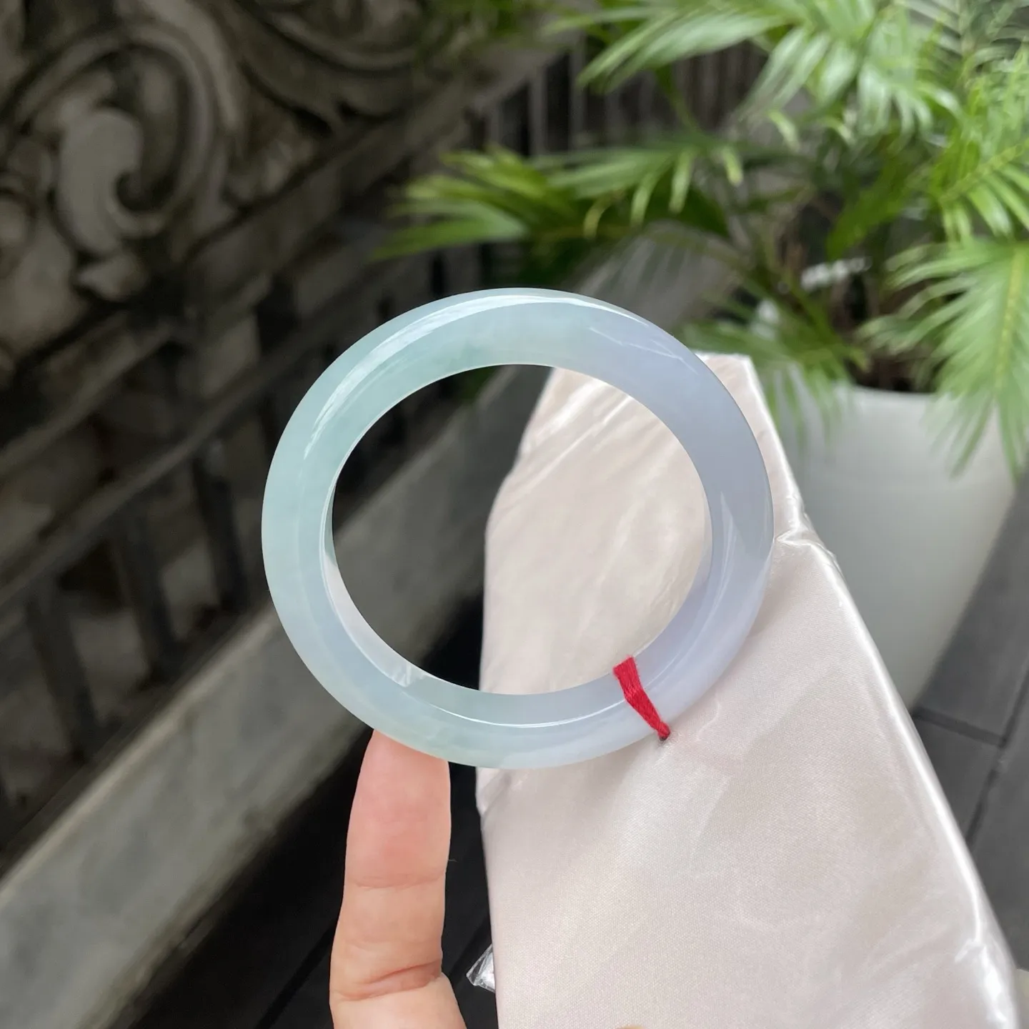 56+圈口
半山半水，飘花，那清浅的色泽在玉环间交融，紫与翠的晕染如天然的工笔