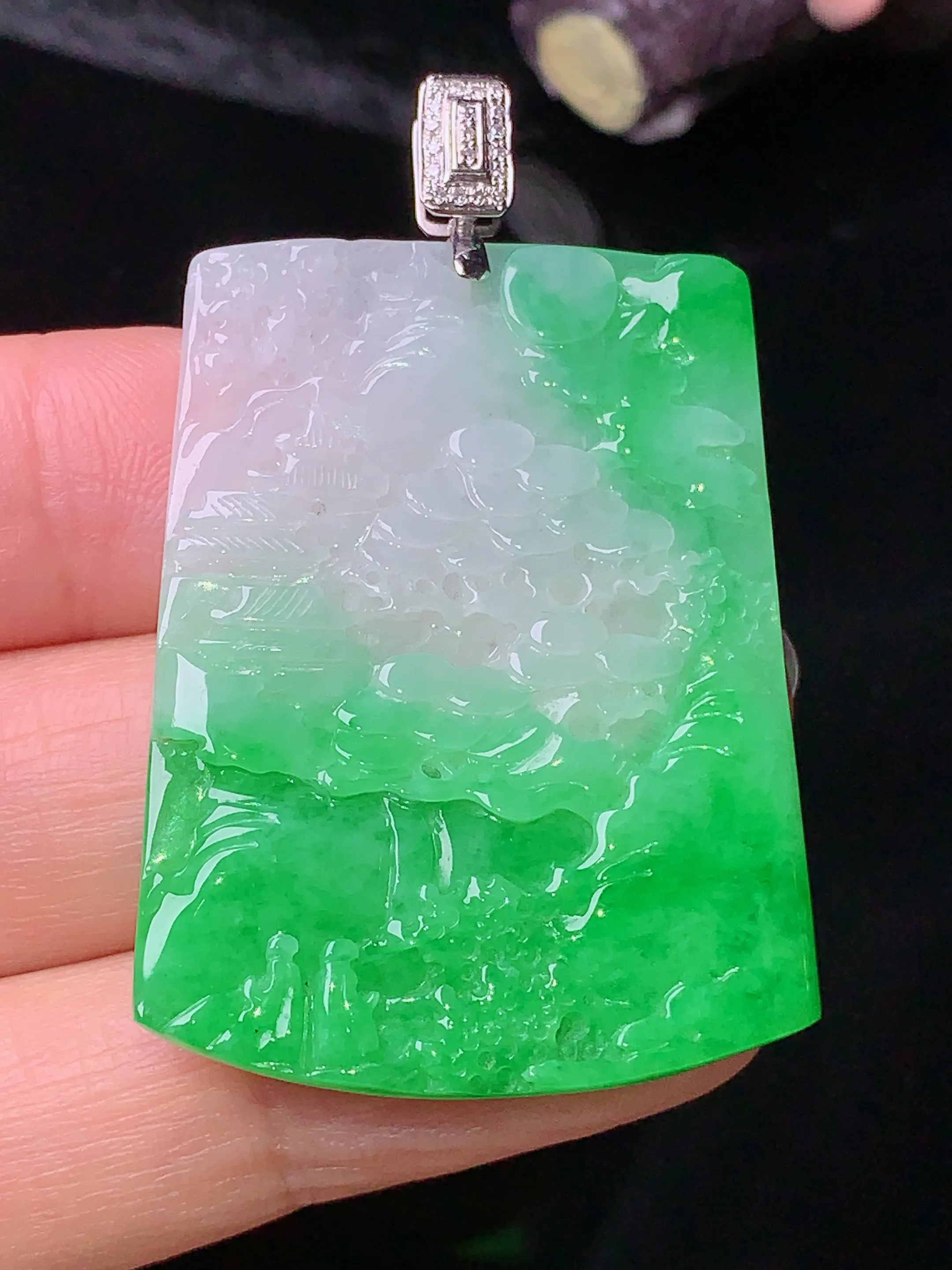 18k金钻镶嵌翠绿山水牌子吊坠 玉质细腻 色泽清新艳丽 整体尺寸47*29.3*2.8