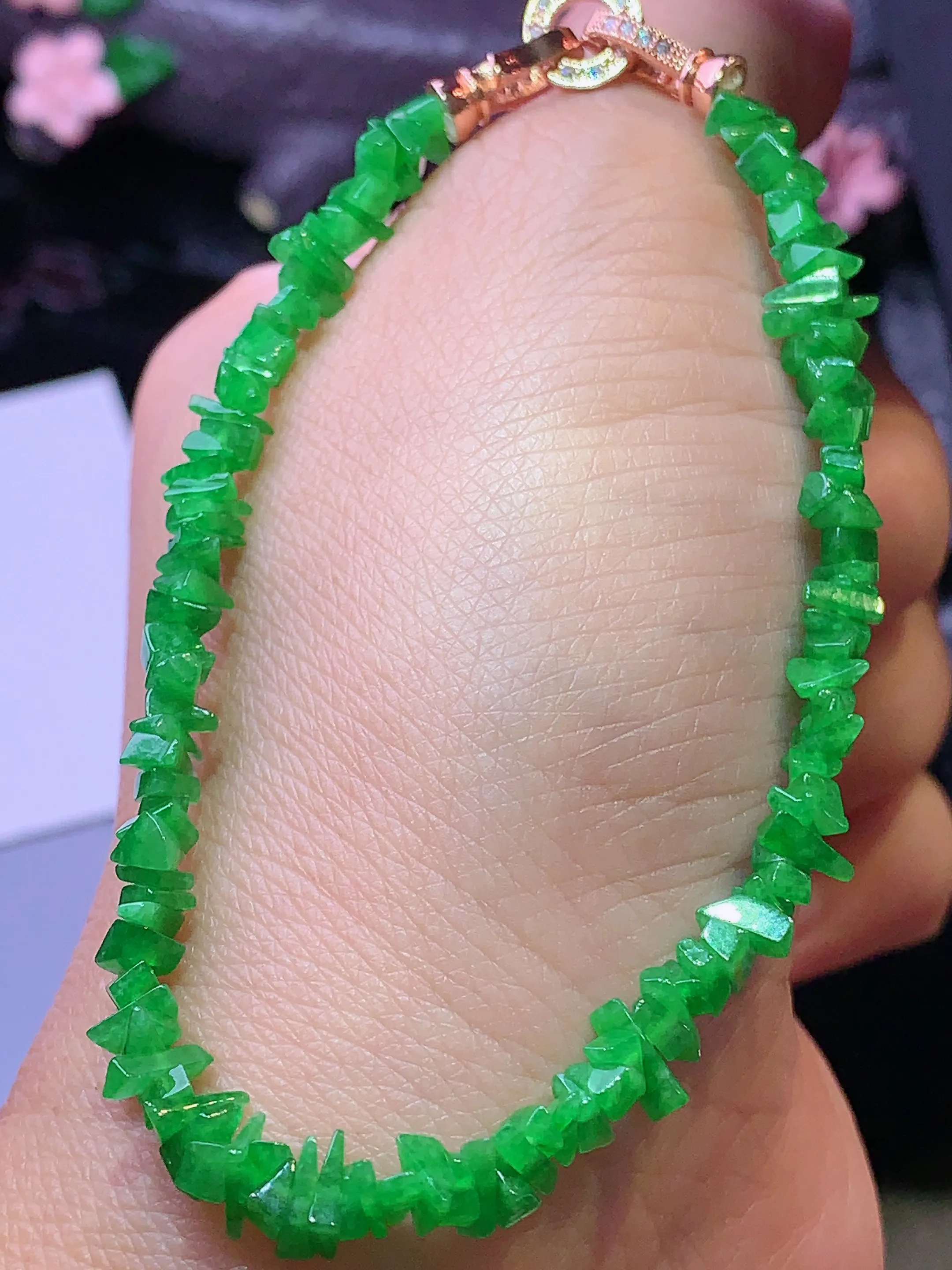 满绿随形手链 玉质细腻 色泽清新艳丽 整体尺寸7.5*3*2.5