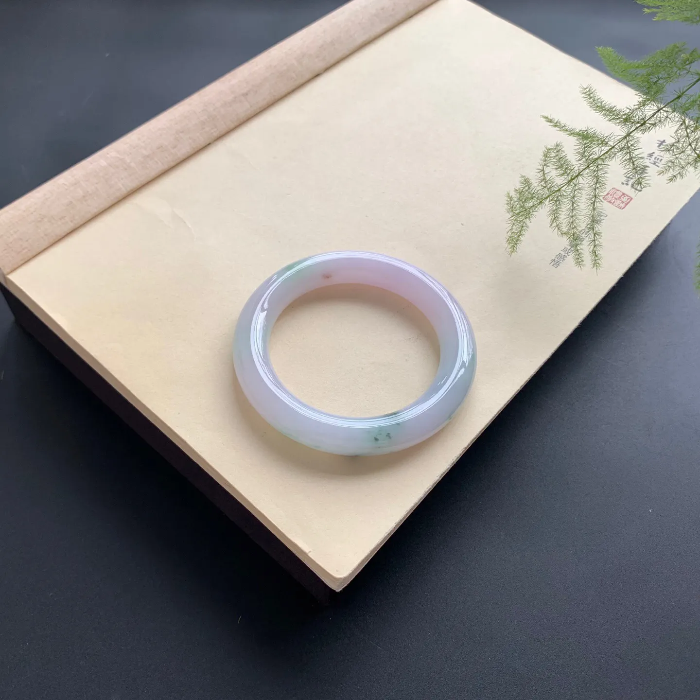 56圈口飘花圆条手镯 尺寸：56-11.3-11.8，无纹裂，细腻光滑，清爽干净