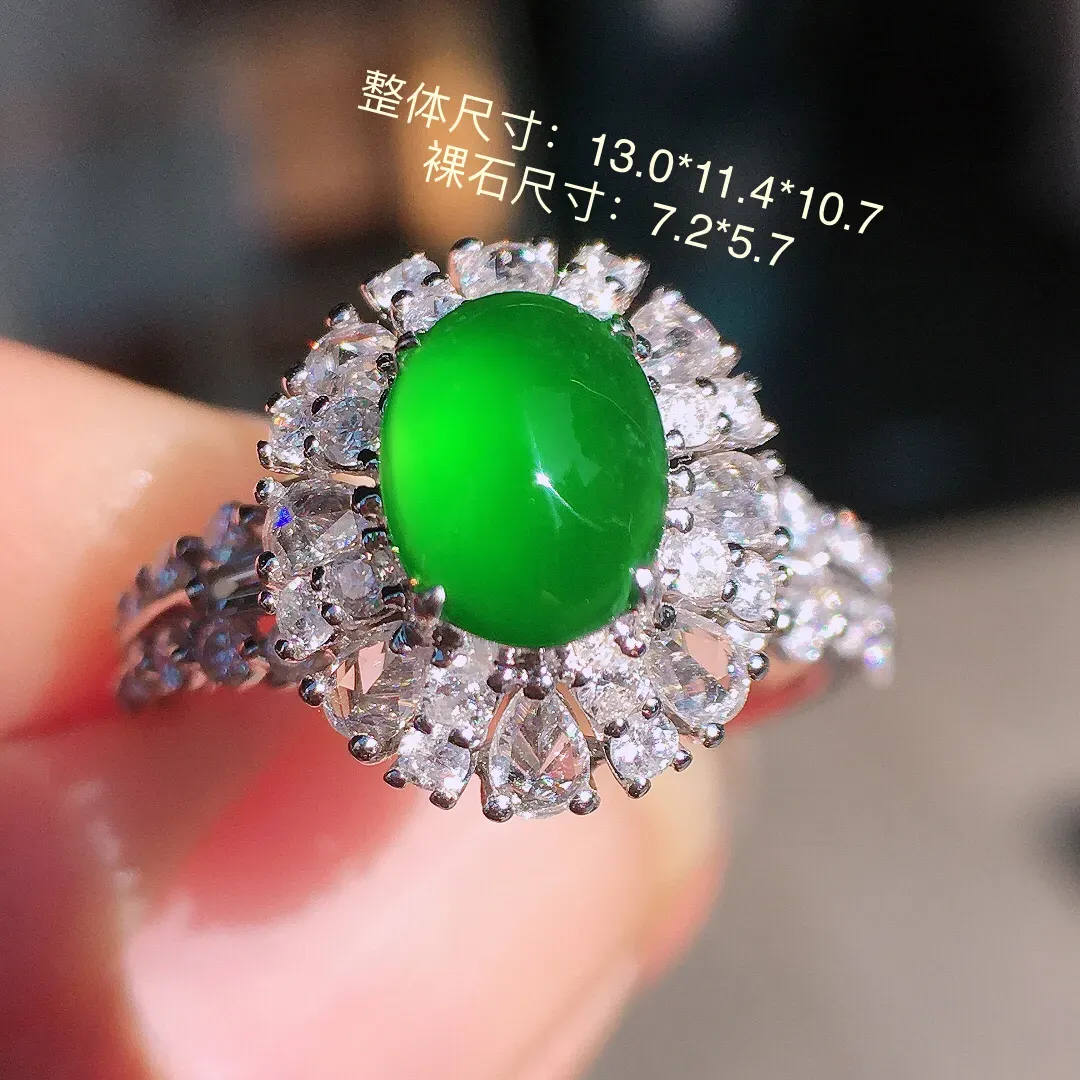 辣绿蛋面戒指，色泽均匀浓郁，玉质细腻，荧光感超
强，饱满圆润，尽显优雅气质，18k
金豪华镶嵌