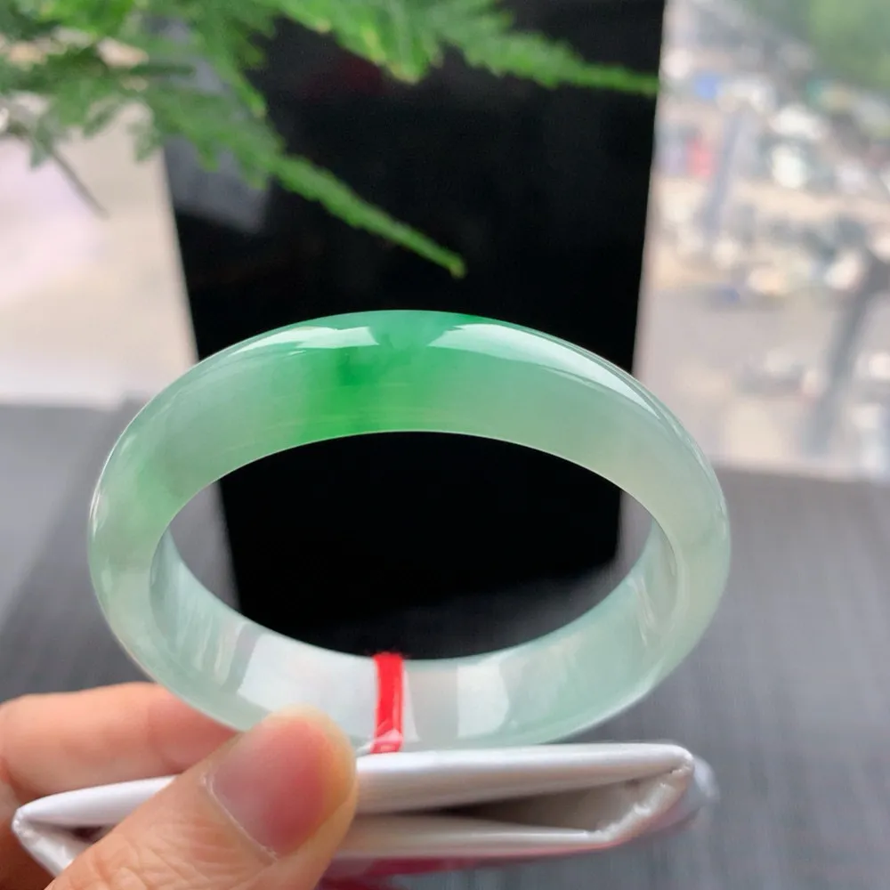 贵妃高冰阳绿 无瑕 尺寸:52.1/46.1/13.1/7.1 种色俱佳