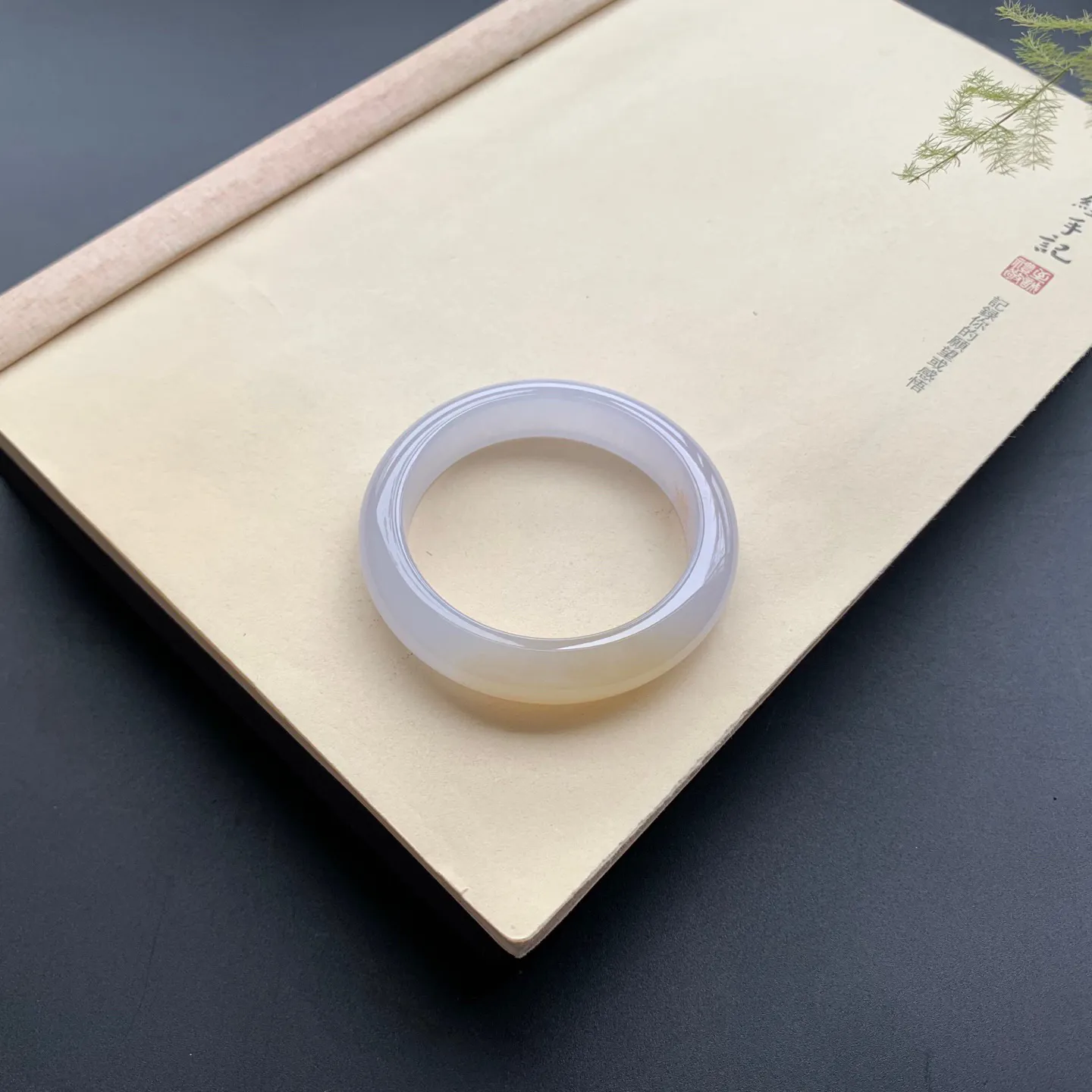 52.6圈口冰种飘黄翡正圈手镯 尺寸：52.6-12.6-8.5，无纹裂，水润起胶，优雅迷人