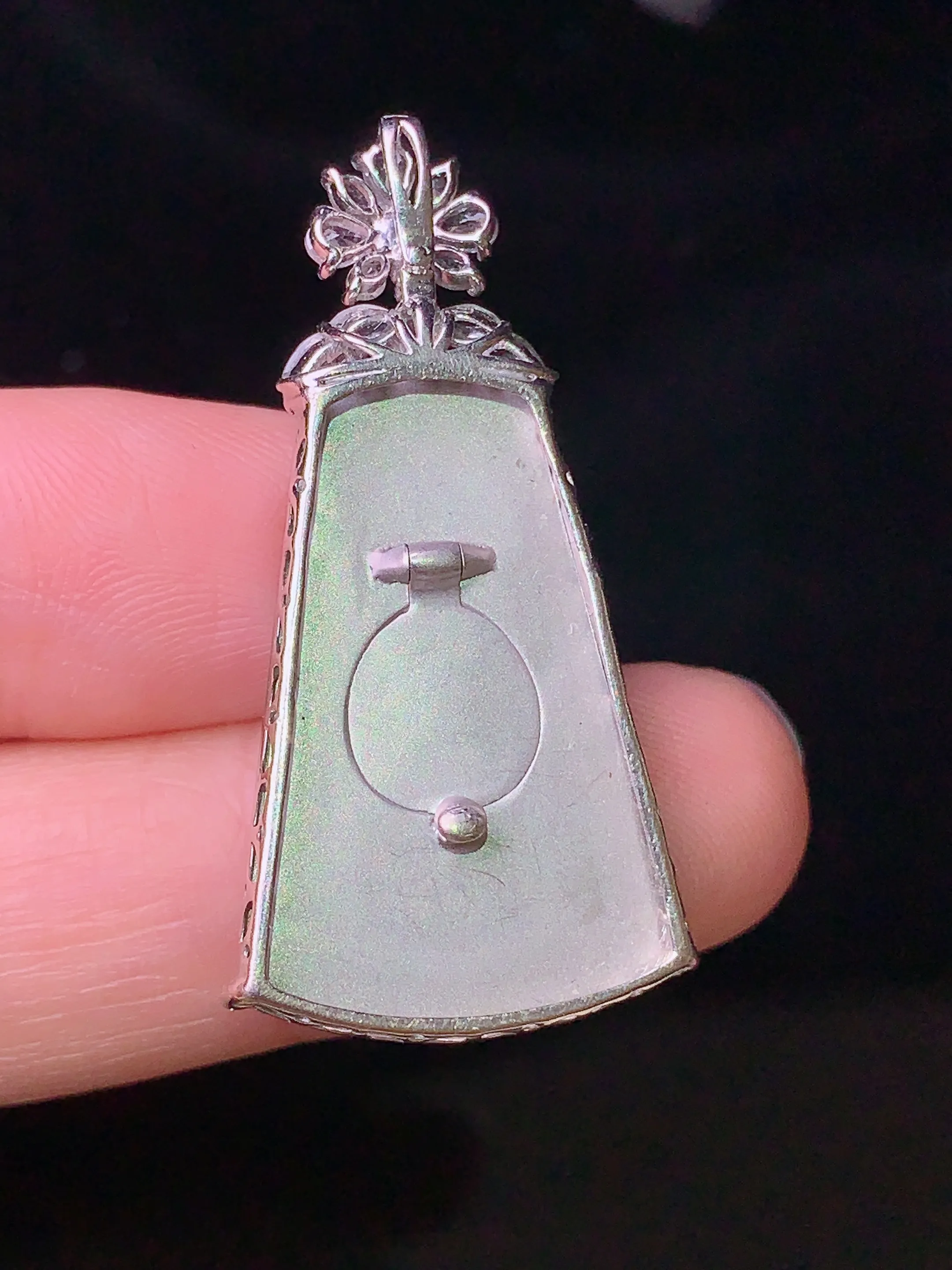 18k金钻镶嵌飘绿无事牌吊坠 玉质细腻 色泽清新艳丽 整体尺寸37.2*18.5*5.2